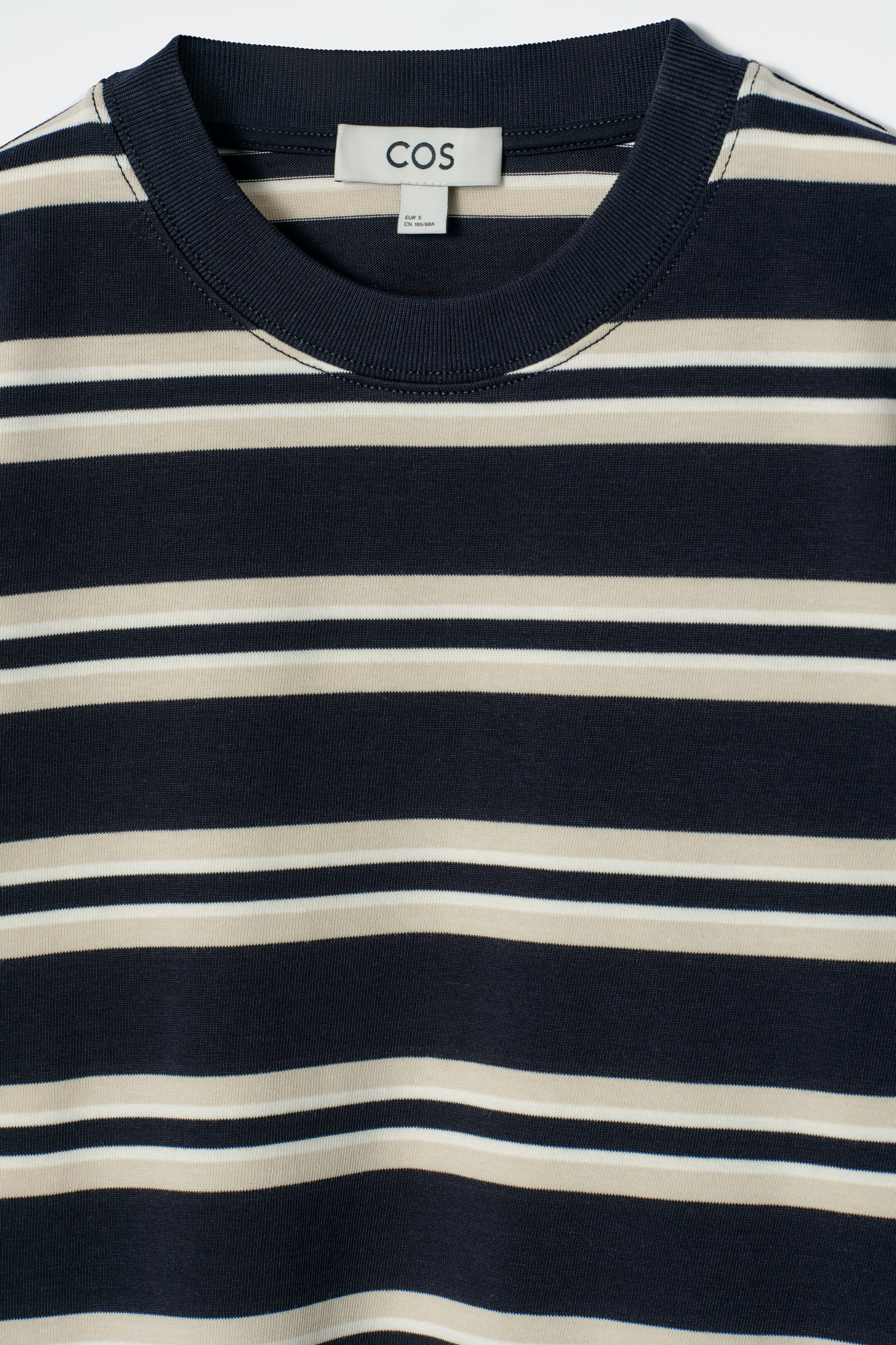 SCHLICHTES T-SHIRT MIT NORMALER PASSFORM - NAVYBLAU/GESTREIFT | COS (EU)