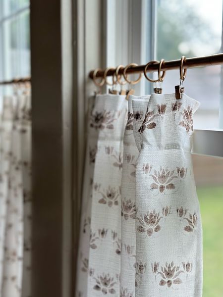 A painted delight for your windows. DIY painted cafe curtains with Rub’ N Buff curtain clips and rod. #homedecordiy #personalizedcurtains #cafecurtains #curtainrevamp 