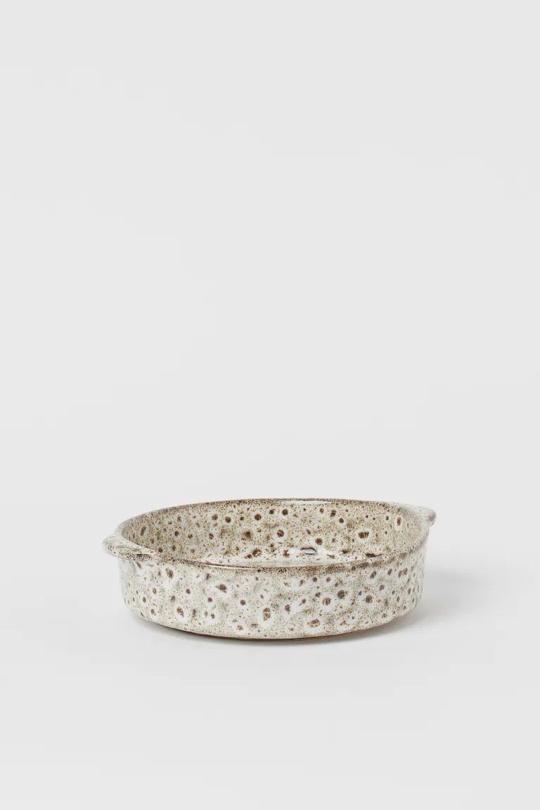 Round baking dish in stoneware. Height approx. 1 1/2 in. Diameter approx. 6 1/4 in. | H&M (US + CA)