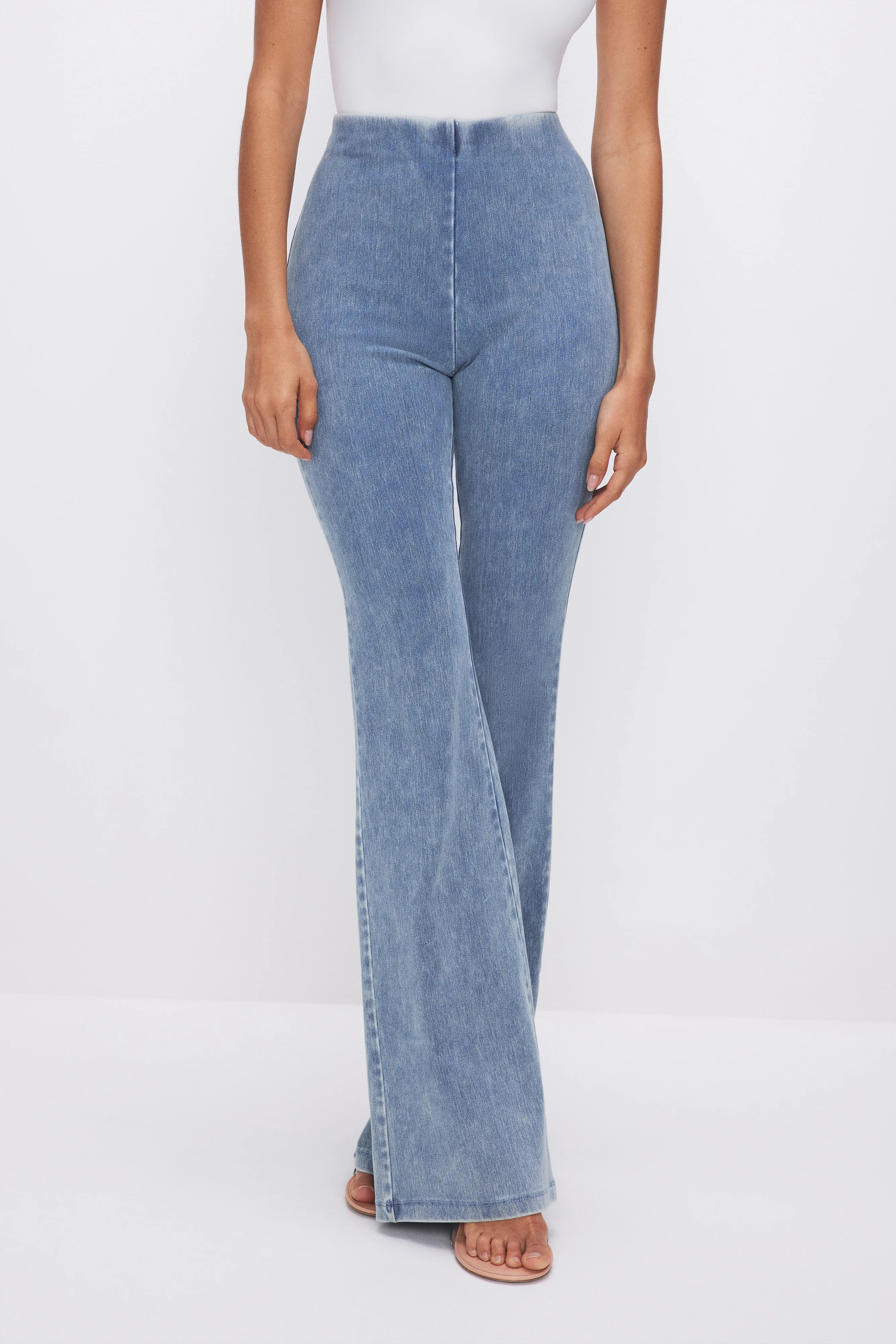 SOFT SCULPT PULL-ON FLARE JEANS | INDIGO556 - GOOD AMERICAN | Good American