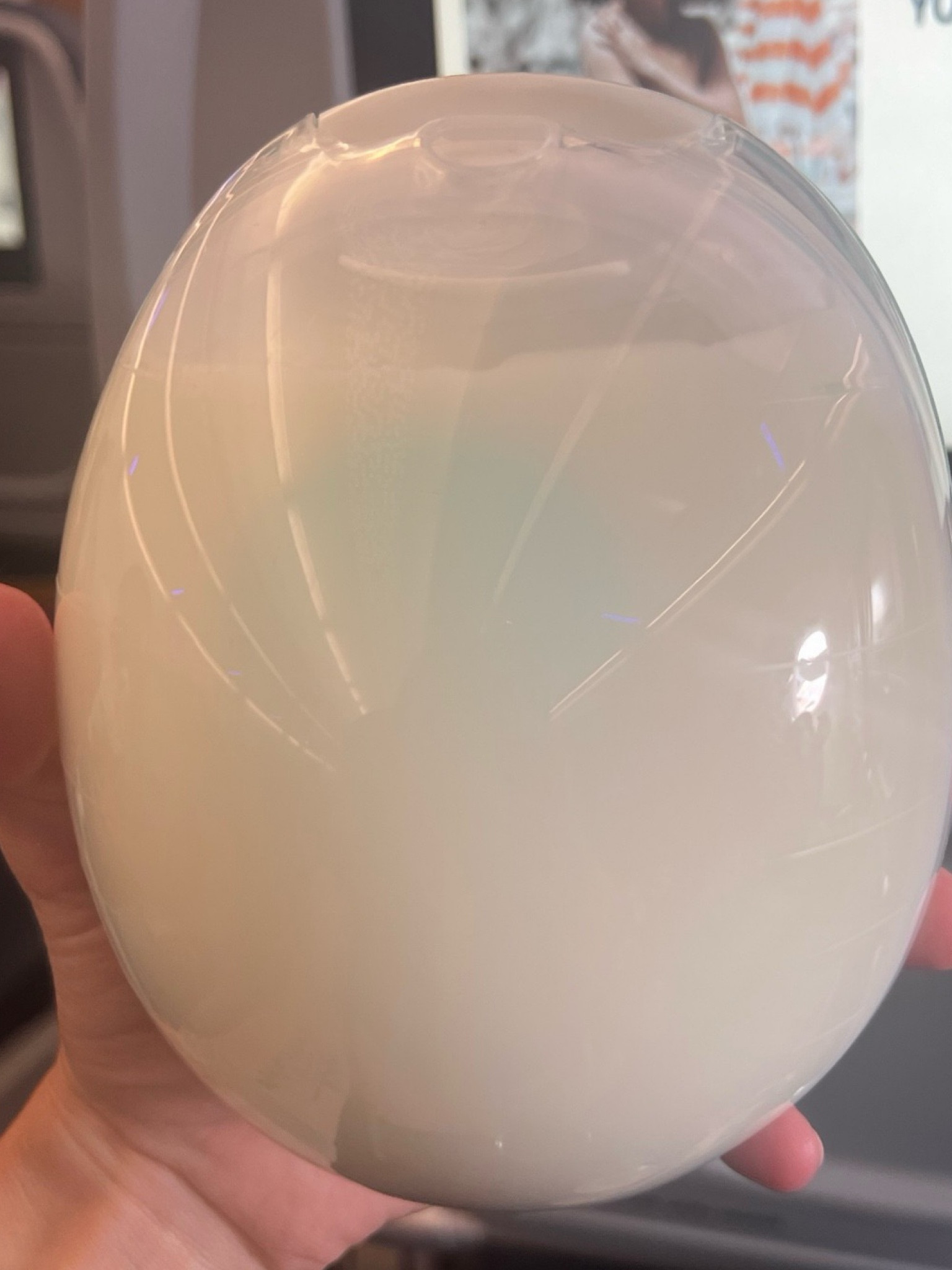 AN EGG!! 🥚🍼🩵 ladies do not miss out on this pump while it’s on sale!! This was my personal favorite hands free pump! It has no cords making it hassle free. It charges quickly and I am able to get four sessions out of one full charge. This pump is really quiet and discrete which was always very important to me. They also have new leak free cups in 5oz and 7oz 🍼🩵 #pumpingmom #wearablepump #breastfeeding #ebf 