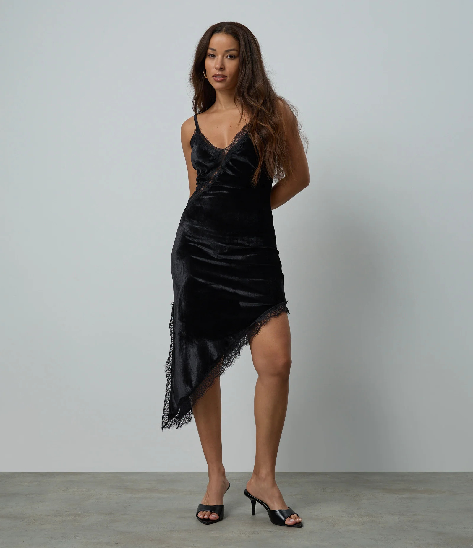 Vestido Midi Assimétrico em Veludo com Alcinha e Detalhes em Renda Preto - Lojas Renner | Renner (BR)