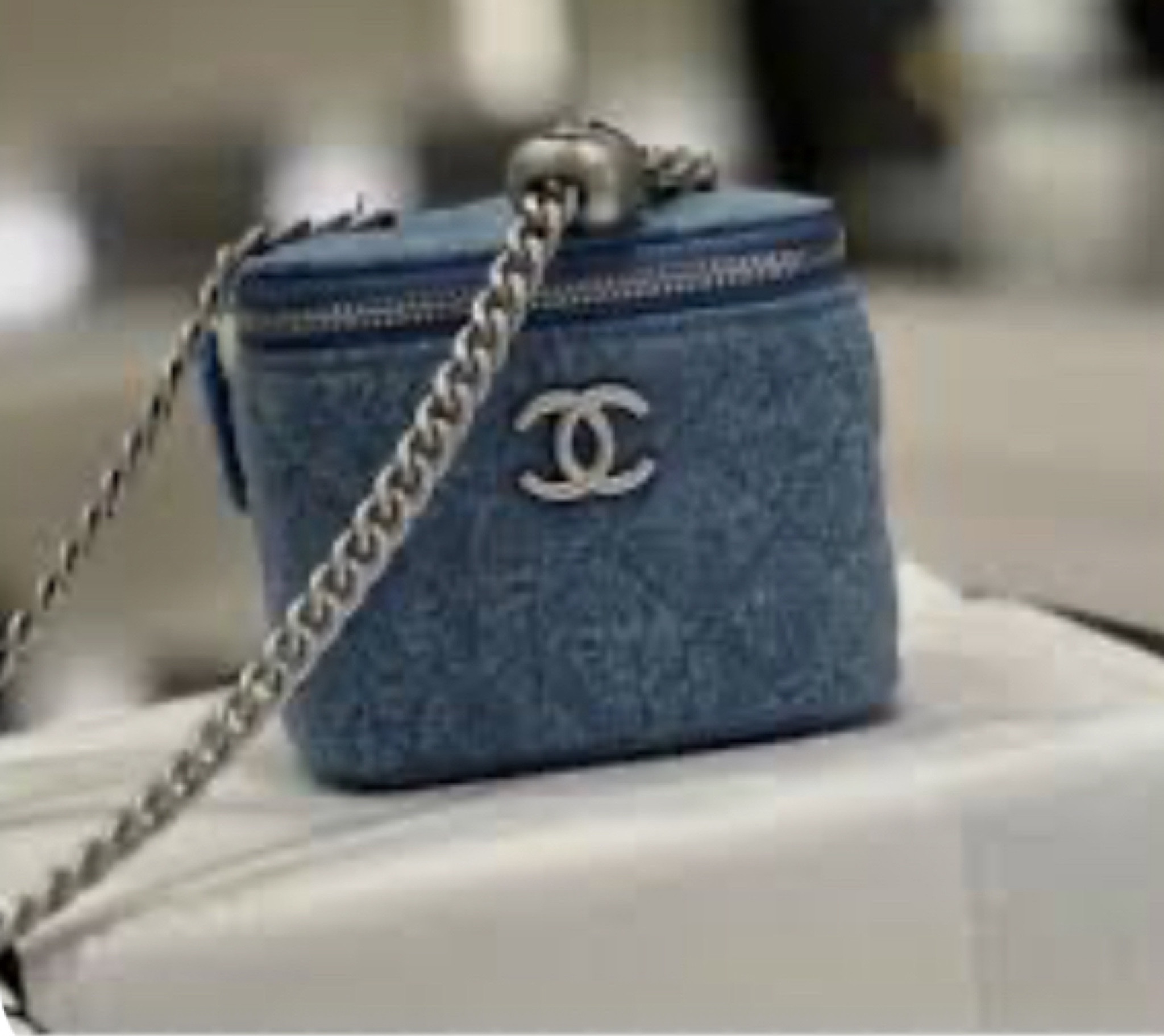 Top quality mirror 
Option pink
Do many options available 

#LTKItBag #LTKU #LTKStyleTip