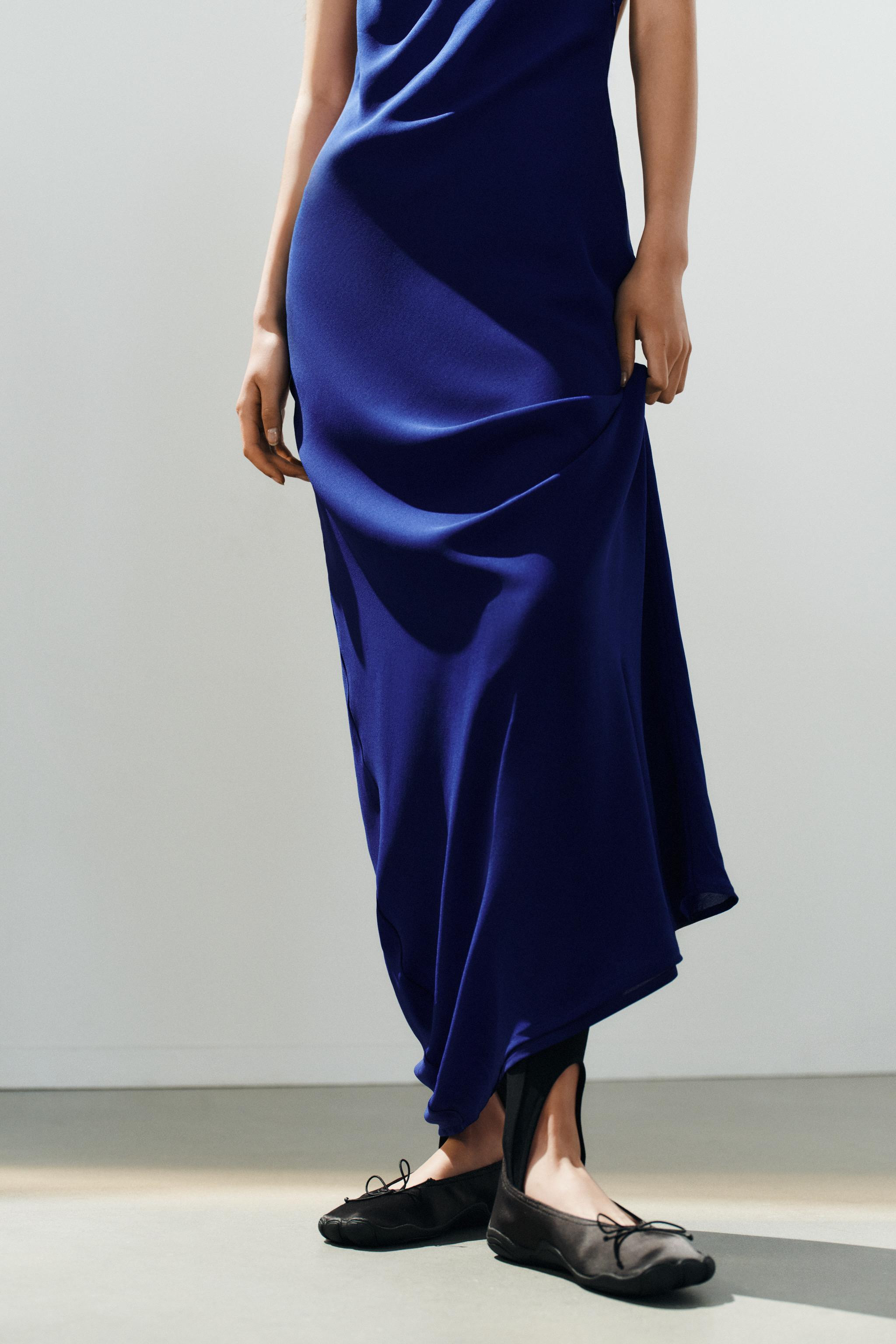 Long halter neck dress. Strappy back detail. Tonal interior lining. Side closure with hidden in-s... | Zara US