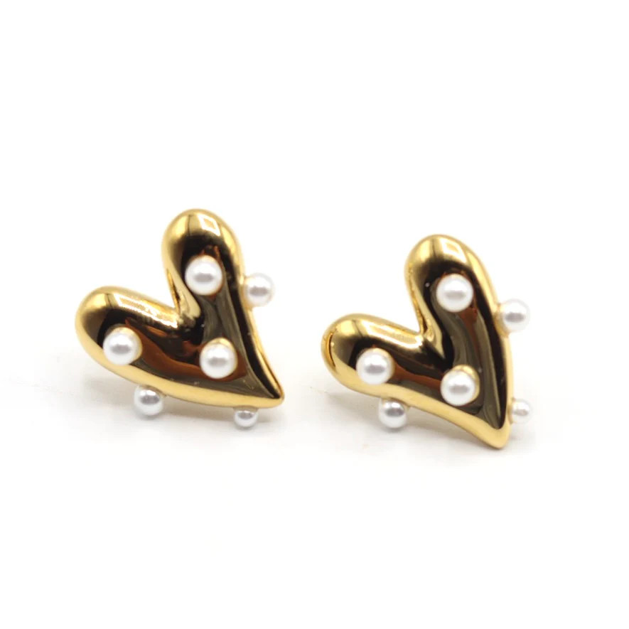 Ellie Pearl Heart Stud Earrings | Liv Bella Vita