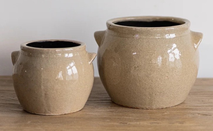 Obsessed with these planters that resemble the very popular confit pots. The color and shine is stunning on these!😍