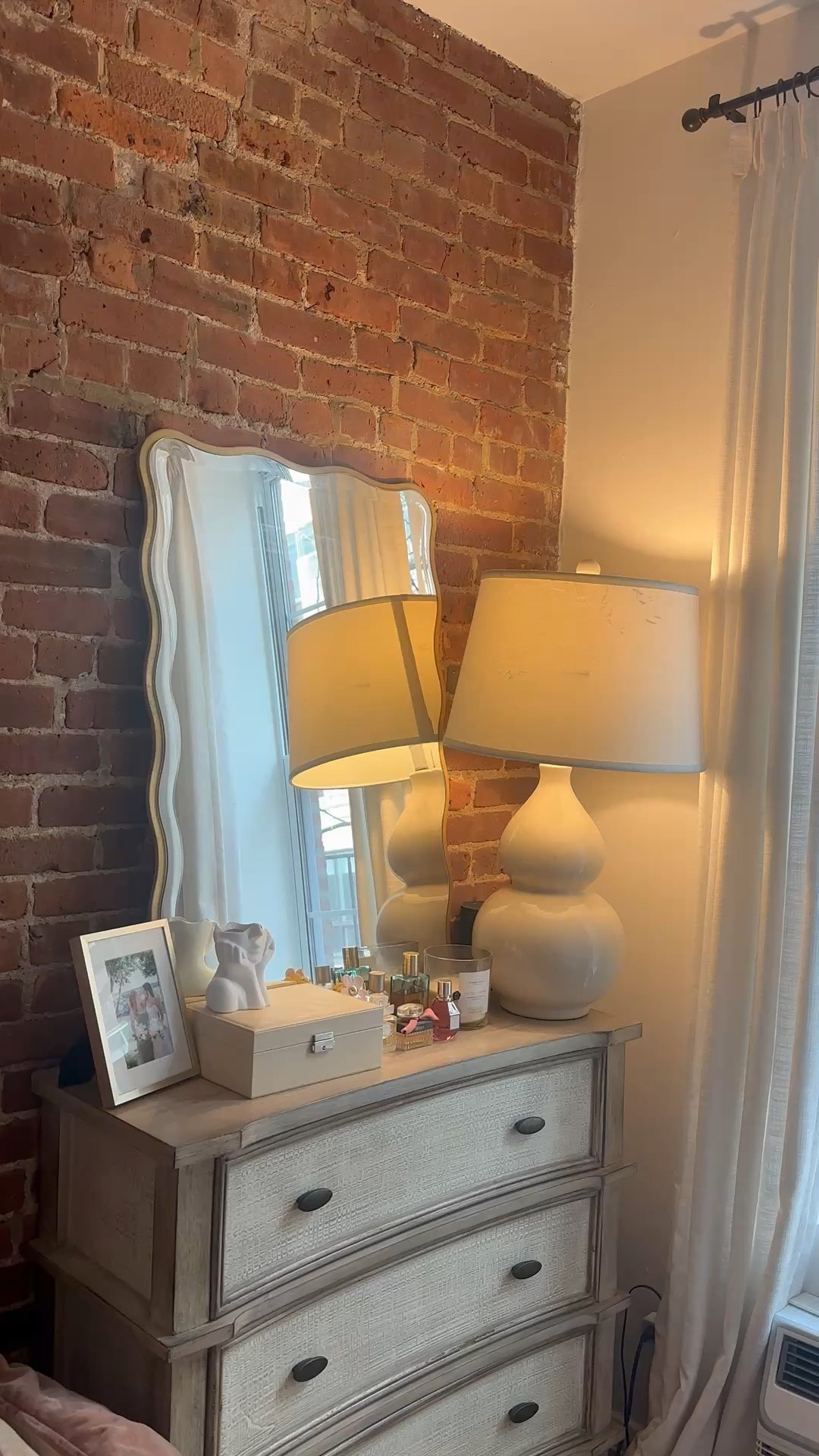 Obsessed with my scallop mirror!

Scalloped mirror gold mirror 

#LTKHome