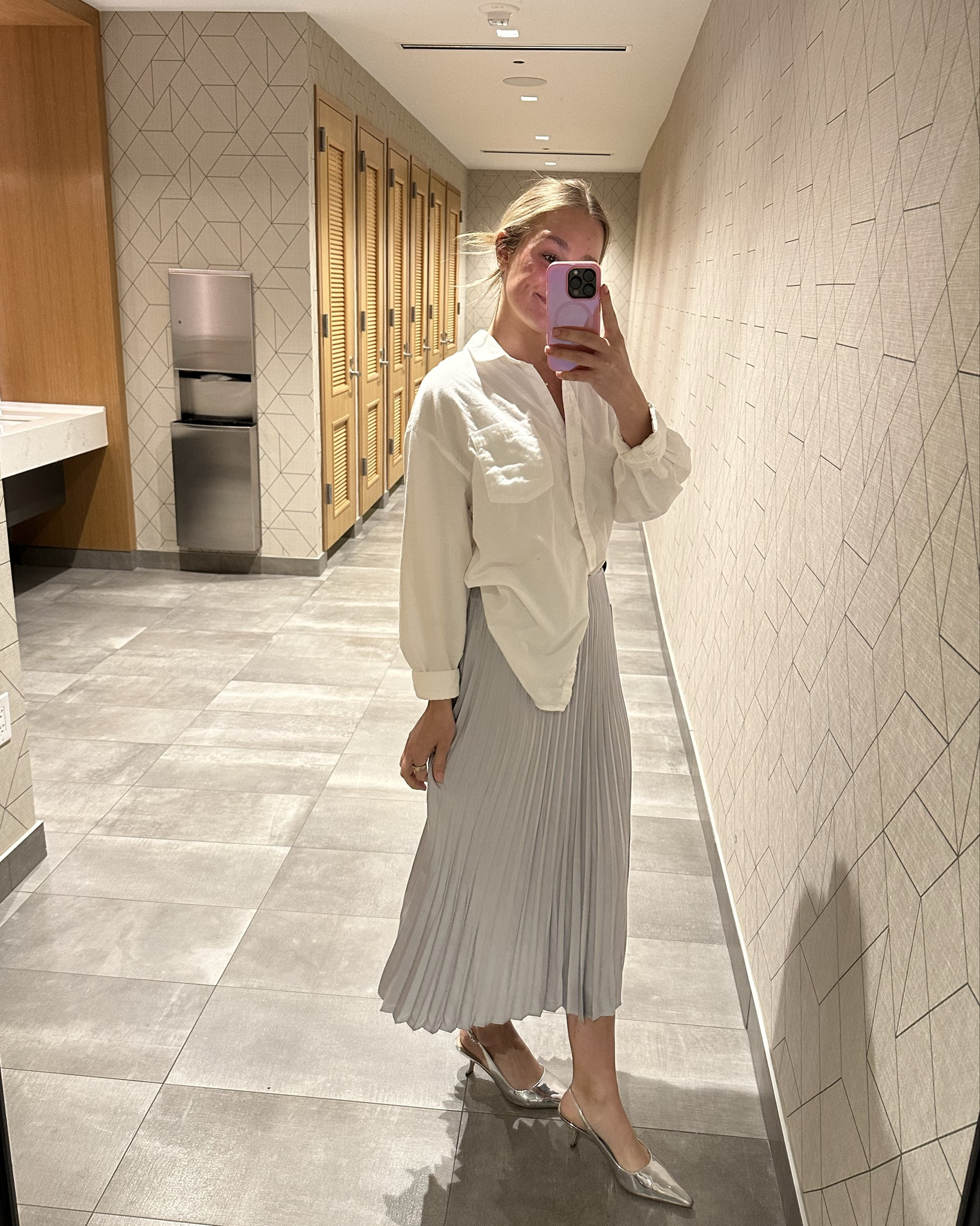 Work OOTD 🩶 wearing an XS in the skirt! 