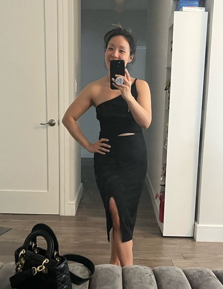 It’s wedding season! Wedding guest dress. Spring dress. This is an easy one to wear. Black dress. Cut-out dress. Amazon find. The chest is too big for my IBTs so I’ll be returning. Wearing a small.

#LTKwedding #LTKunder50 #LTKitbag