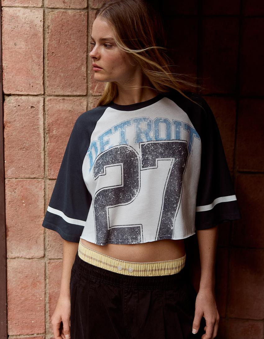 Short-sleeved raglan print T-shirt - T-shirts - Women | Bershka UK