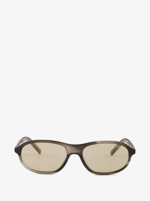 sunglasses with the iconic metal plaque | Farfetch Global