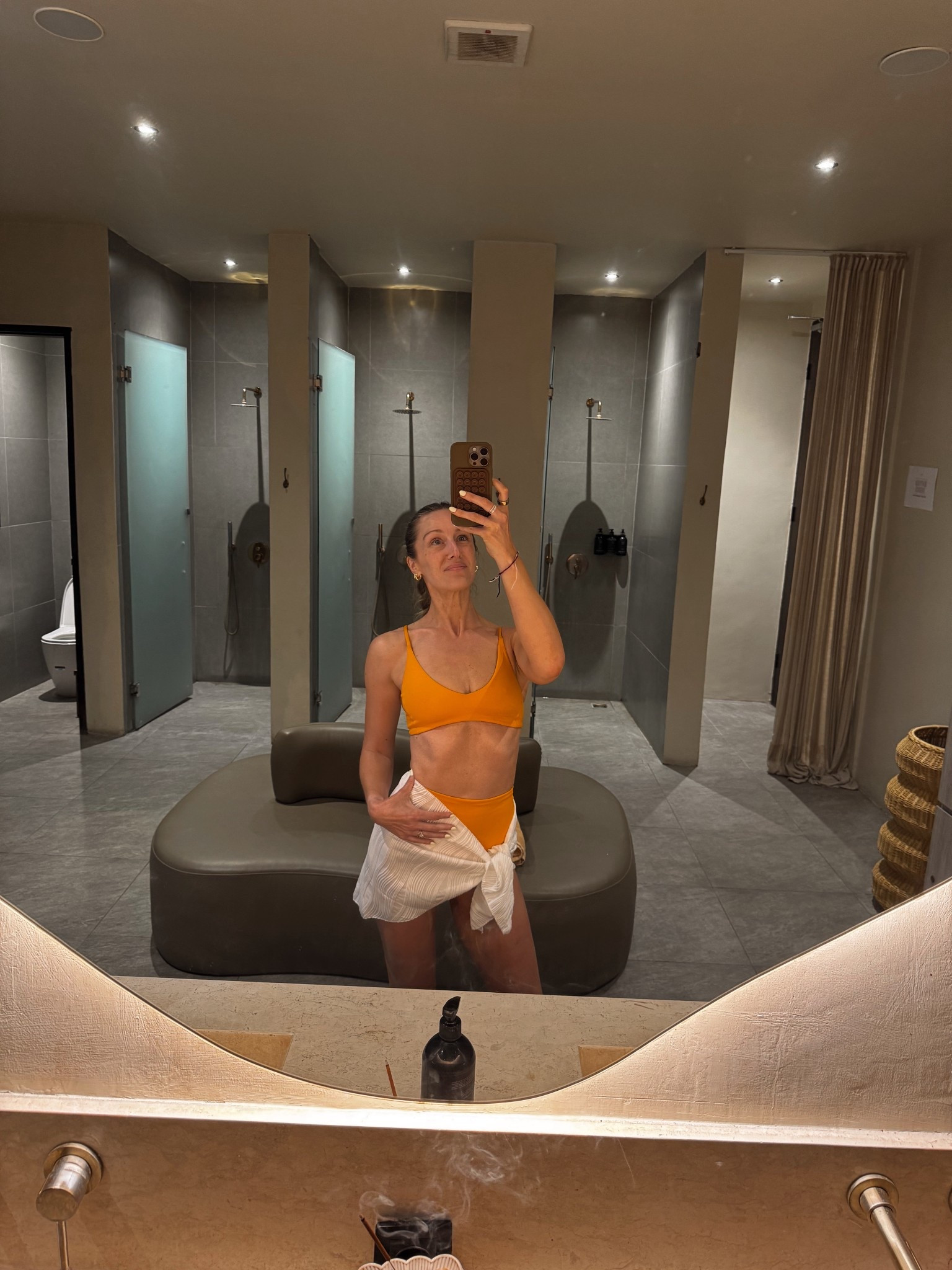 🧡🤍

Size S for swimsuit 


#LTKTravel #LTKSwim #LTKOver40