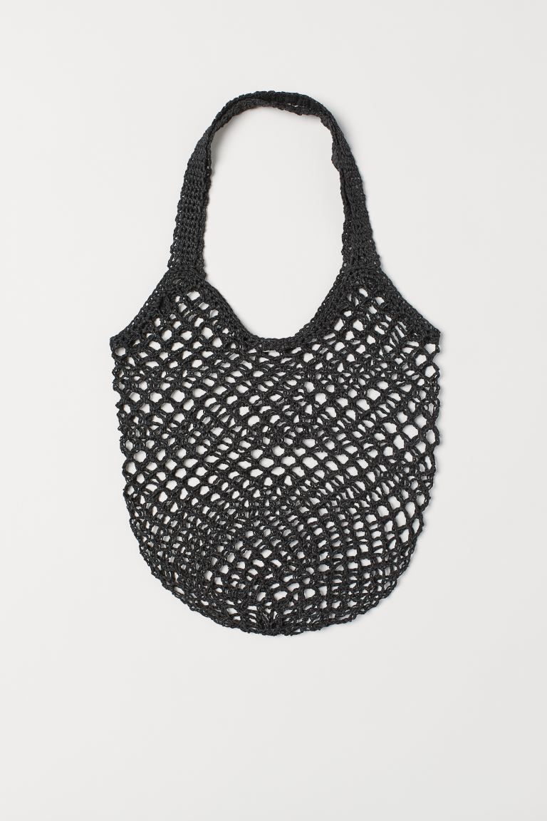 Net bag in braided paper straw with two handles at top. Size approx. 15 3/4 x 17 3/4 in. | H&M (US + CA)