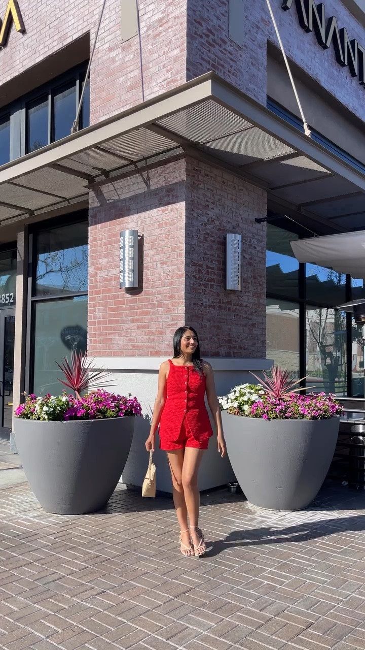 Today’s outfit in a nutshell: bold and sassy with a bit of drama! ❤️❤️❤️
.
.
.
Outfit is linked on my @shop.ltk 
.
.
.
#lulus #lovelulus #lulusambassador