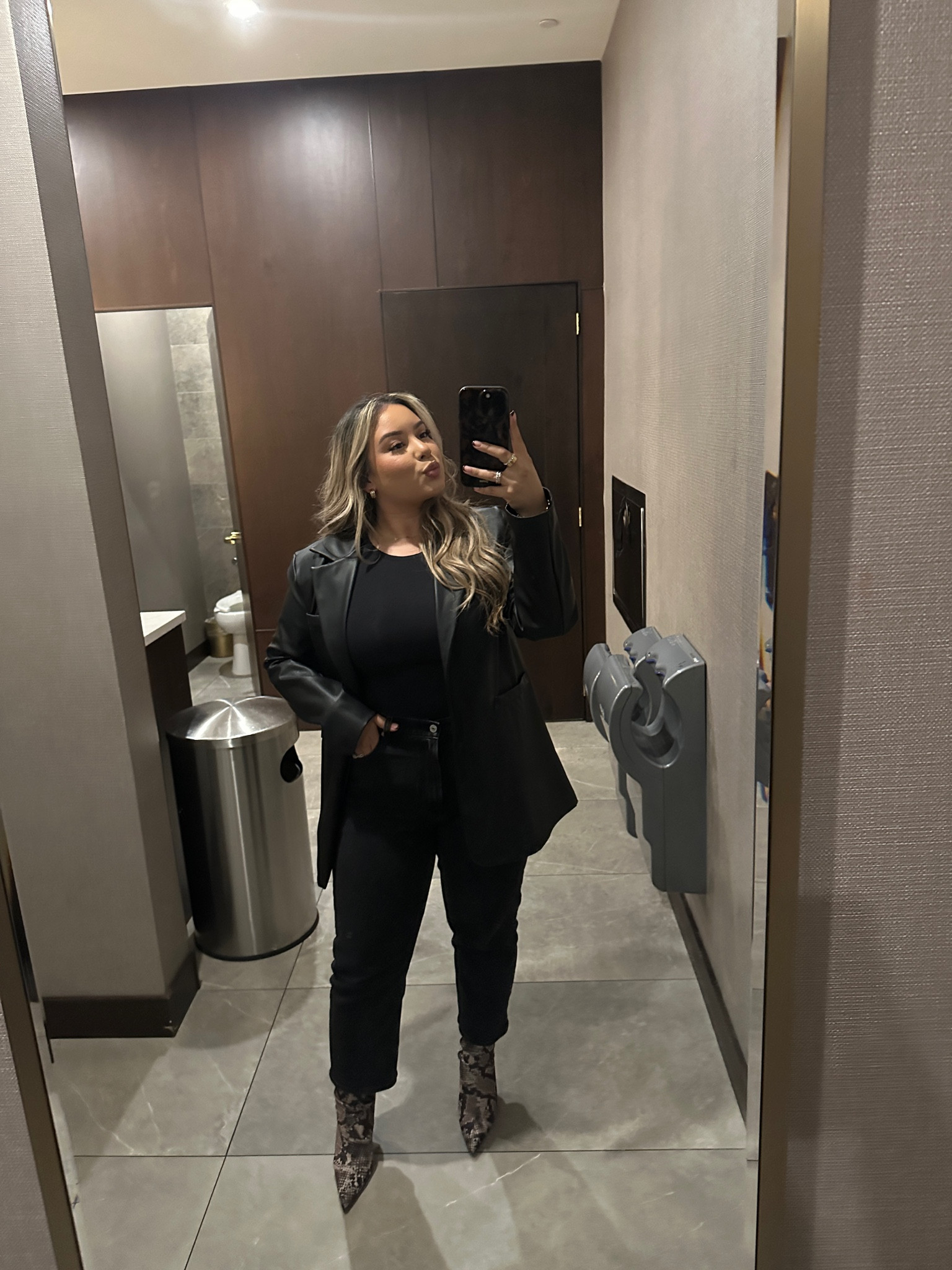 Last night’s outfit to Dinner with my girls 🥂🖤

Boots are Zara - linked dupes🖤