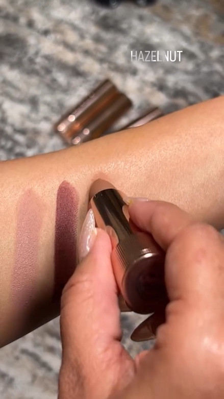 @anastasiabeverlyhills  Lipstick Swatches 💄

#anastasiabeverlyhills #abhcosmetics #abhlipstick #prunboxing