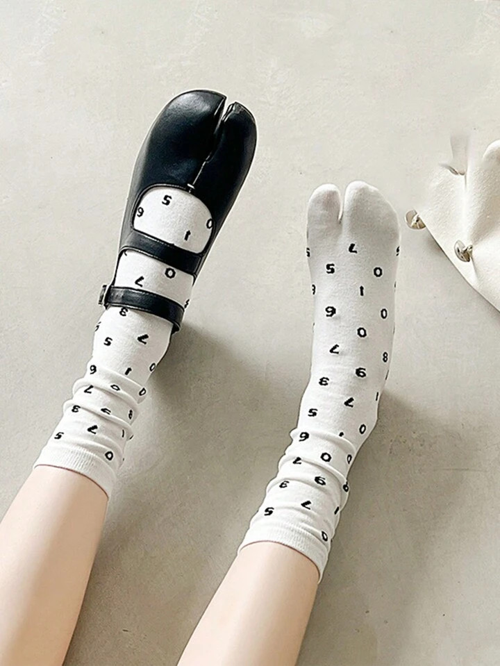 1pair Women's Casual Comfortable Trendy White Letter Detail Two-toe Mid-calf Socks | SHEIN