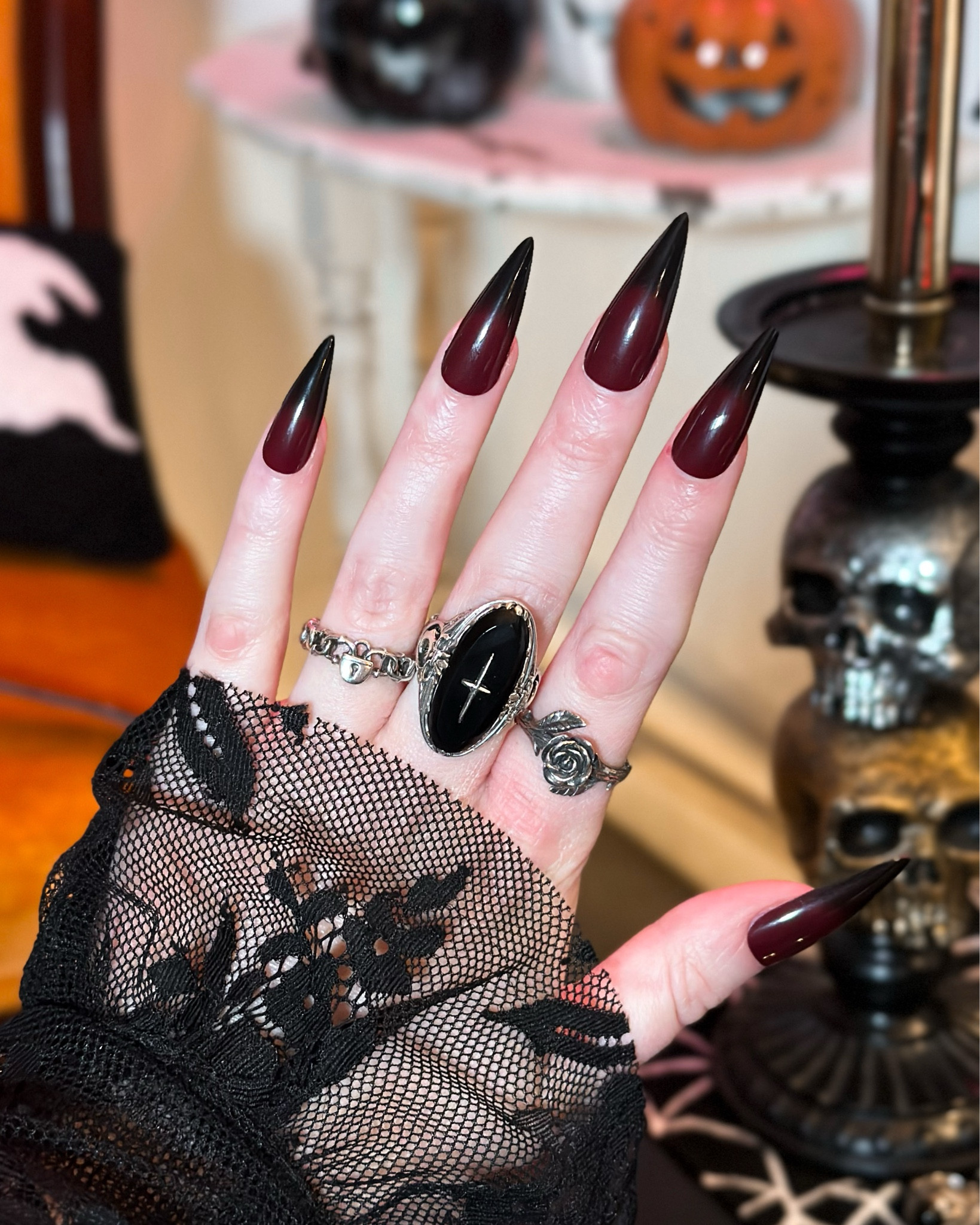 ⛓️❤️🖤


Goth nails, red and black nails, ombré nails, gothic jewelry, gothic rings