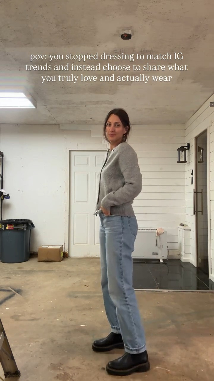 I’ll just be over here sharing what I actually wear instead of dressing everyday to show something to IG that I think people want to see…

maybe it will come off as boring, but this is me, this is what I love and wear. I’m all about casual easy outfits that are comfortable for everyday wear. It’s so easy to get caught up with wanting to share items/outfits that are trending, but at the end of the day, it’s not what I’m actually wearing 

Comment REAL for the info 🫶🏼 

#easystyling #minimalist