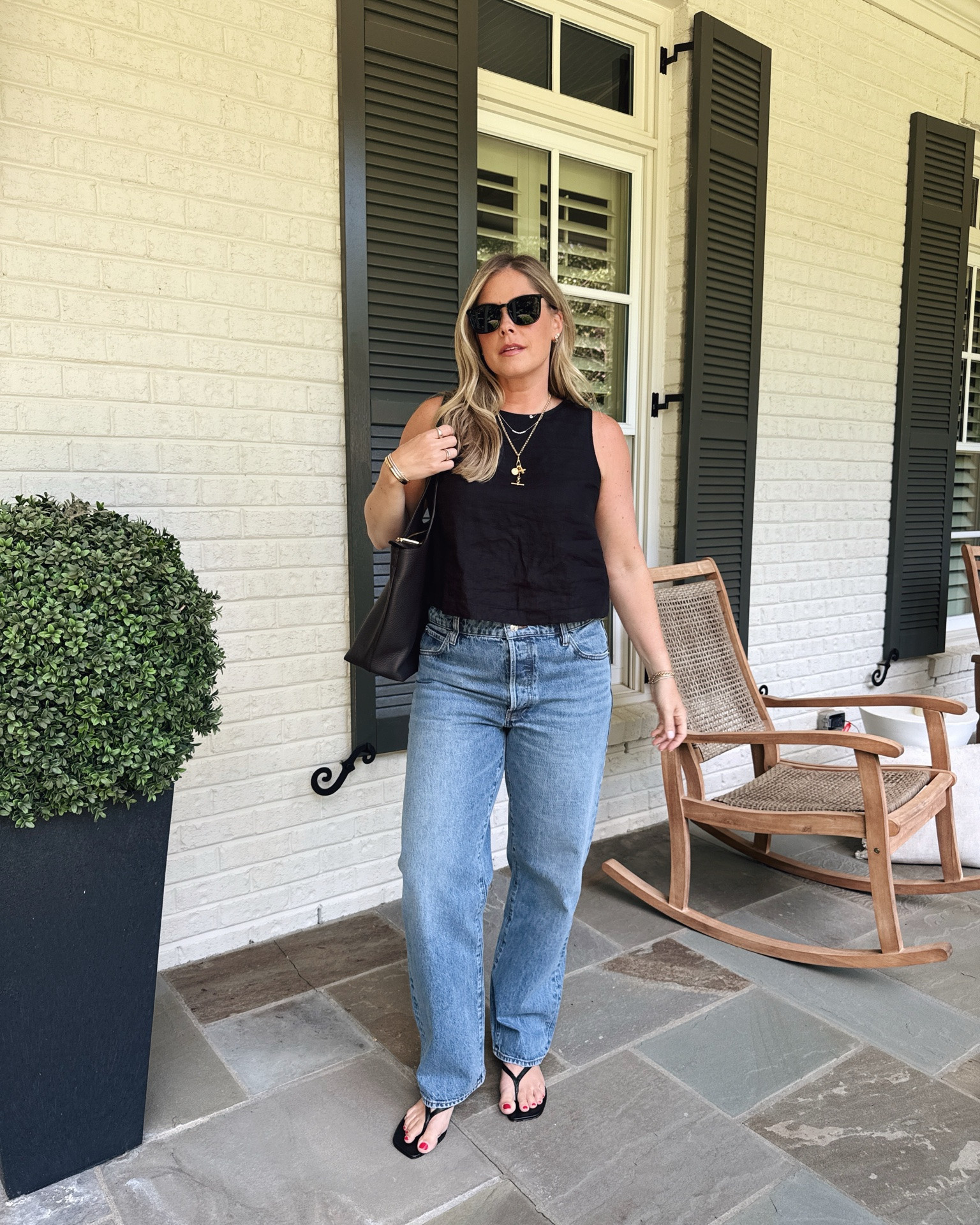 Black + denim + gold jewelry 😍