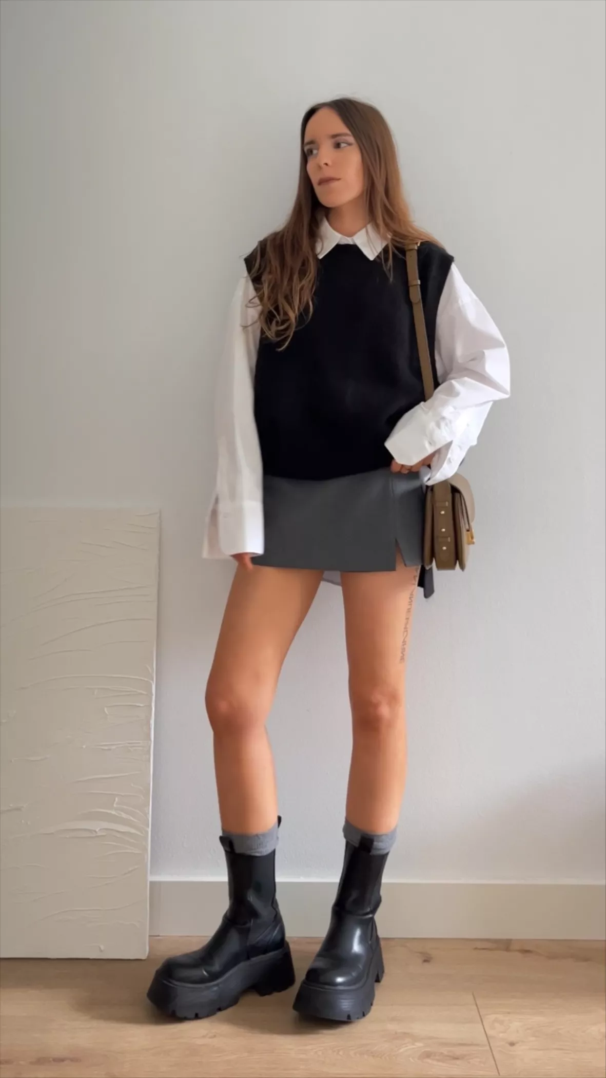 Looks - Falda Negra - Botas Negras  Black leather mini skirt, High boots  outfit, Leather mini skirts