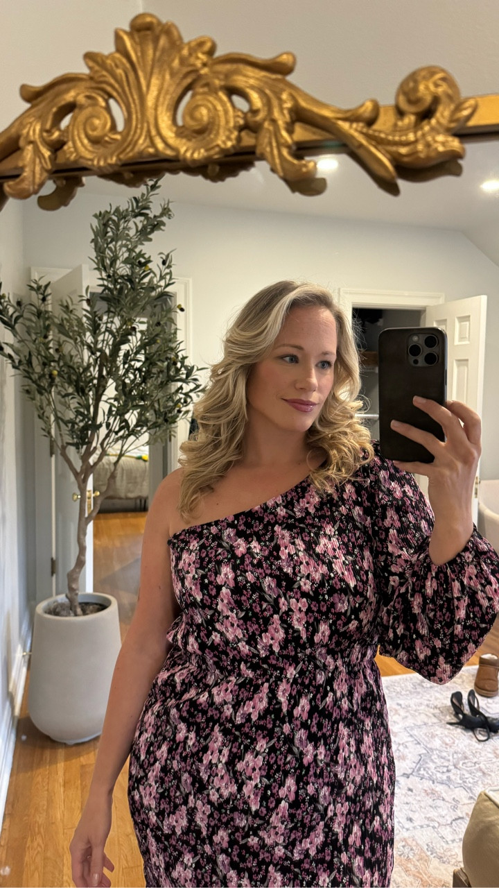 He made a great #ladywhistledown #bridgerton #candlelightconcerts @candlelight.concerts #datenight #whistledown #bridgertonnetflix 🕯️