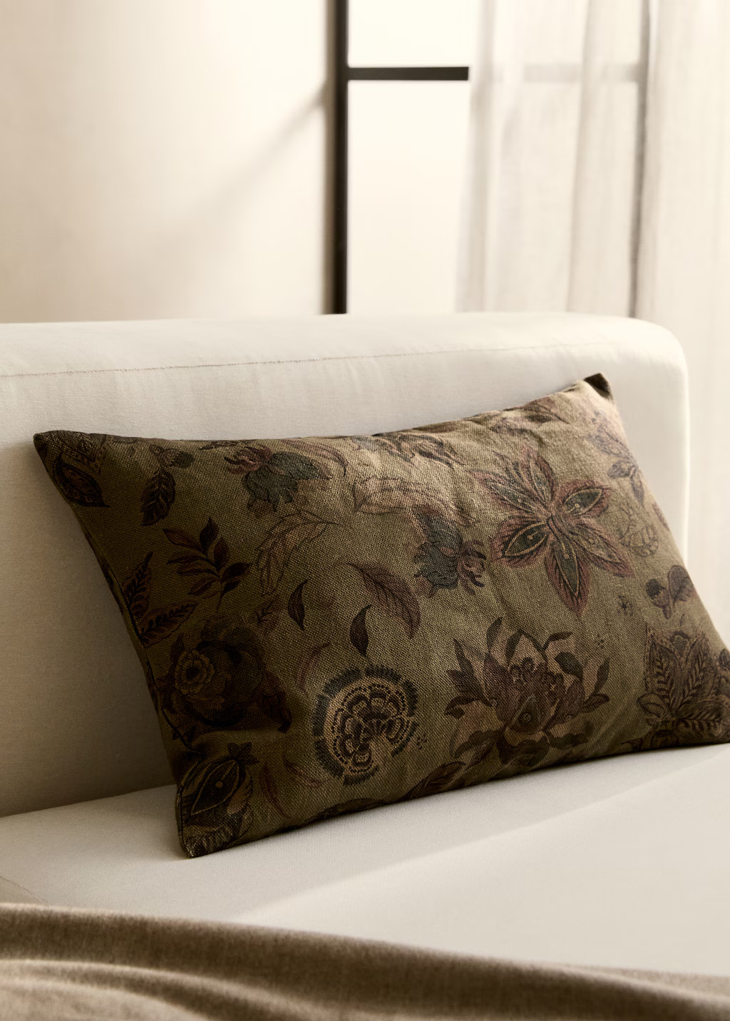 Linen floral-print cushion cover 40x60 cm - Home | MANGO USA | Mango (US/MX/AU)