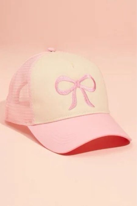 Cutest 🎀 trucker hat 