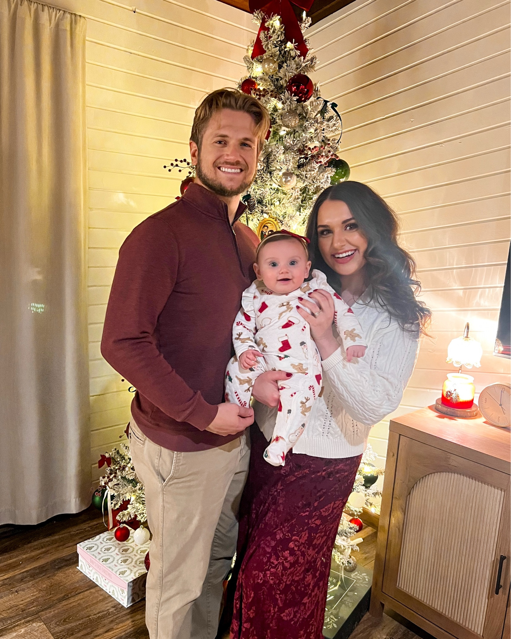 Found my whole Christmas outfit at Kohls this year! 🤩
Wearing XS in the sweater and M in the skirt (size DOWN in the skirt!)

#LTKootd #LTKFindsUnder50 #LTKHoliday