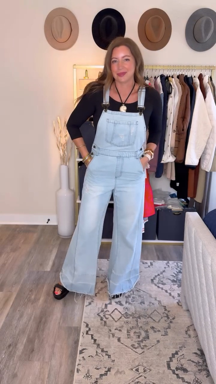 This Pretty Guide top is one of those pieces that just works every single time 🤍

Soft, flattering, and the perfect in-between of casual and elevated—easy to dress up or keep it laid-back. I love how it hugs in all the right places without feeling tight, and the neckline is so chic for layering or wearing solo.

Paired it with flowy pants here, but you could just as easily throw it on with denim, trousers, or even a skirt for a totally different vibe.

If you’re building a wardrobe of effortless staples… this one is it.

Comment “TOP” and I’ll send you the link 🤍

#everydaystyle #over40style #effortlessstyle #casualchic #wardrobestaples