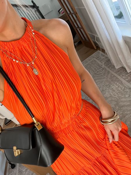 This color is STUNNING and would be a cute piece to add to any wardrobe! 🧡 the little cut out details are SO cute!


Sizing Details ✨ 
5’4’’ • 120 lbs • 30D 

Dress: xs

#LTKFindsUnder100 #LTKWedding #LTKStyleTip