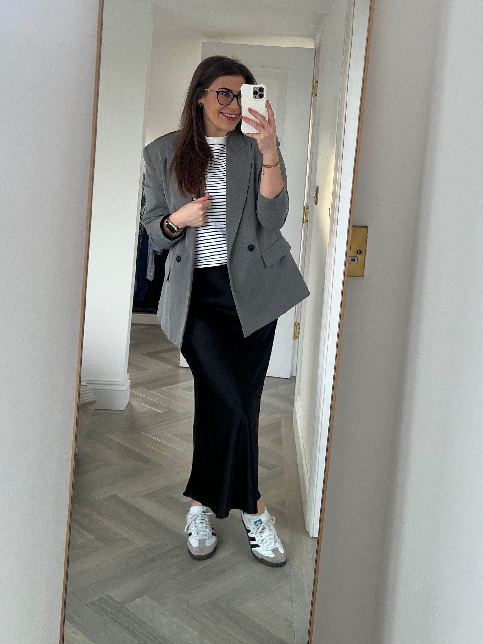 Dusting off a few of the old classics 

Zara black satin skirt
Zara grey blazer
Cos t shirt
Adidas sambas 

#LTKuk #LTKspring #LTKworkwear