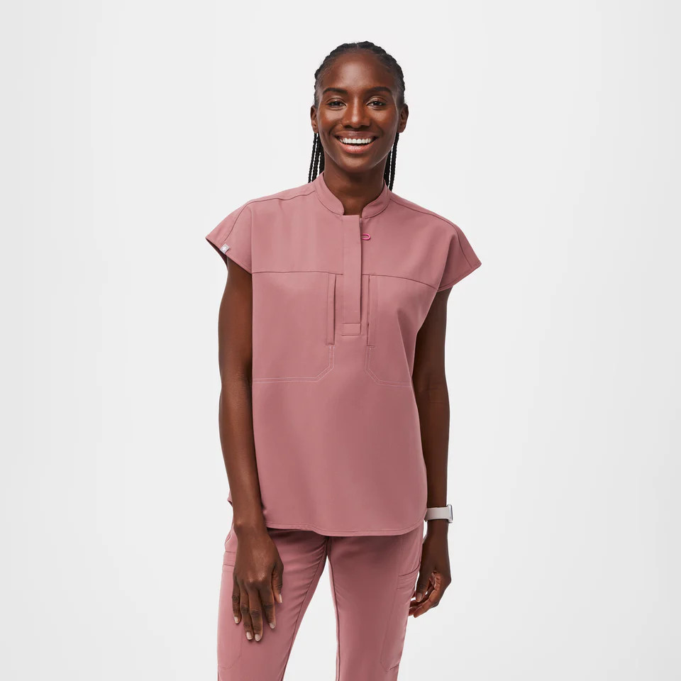 Women’s Blake Relaxed Scrub Top - Mauve · FIGS | FIGS