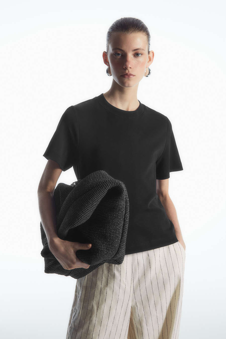 T-SHIRT ÉLÉGANT - Noir - T-shirts - COS | COS (EU)