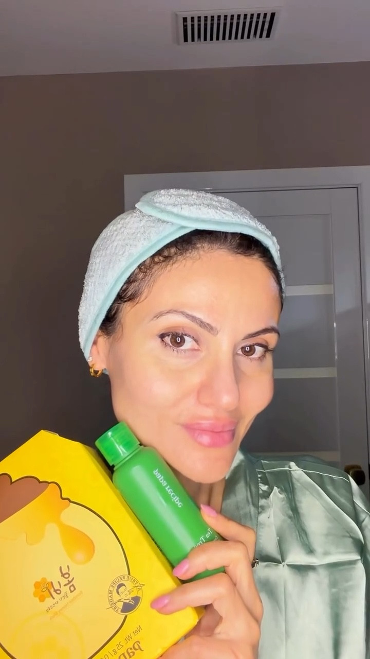 “𝐂𝐥𝐞𝐚𝐫 → 𝐂𝐚𝐥𝐦 → 𝐆𝐥𝐨𝐰 💛”

The Papa Recipe Tea Tree Enzyme Powder Cleanser gently exfoliates, clears pores, and keeps sensitive skin calm and balanced.
Followed by the Bombee Honey Mask, it delivers deep moisture, soothing care, and a natural honey-glow finish 🍯✨

Together, they leave the skin fresh, smooth, and radiant — a must-try glow routine 💛

@paparecipe_official_global

#paparecipe #pprc #kbeauty #koreanskincare #skincare #cleanser #facewash #honeyMask #glowingskin #PRGifted #LTKBeauty #LTKCreator #UGCBeauty
