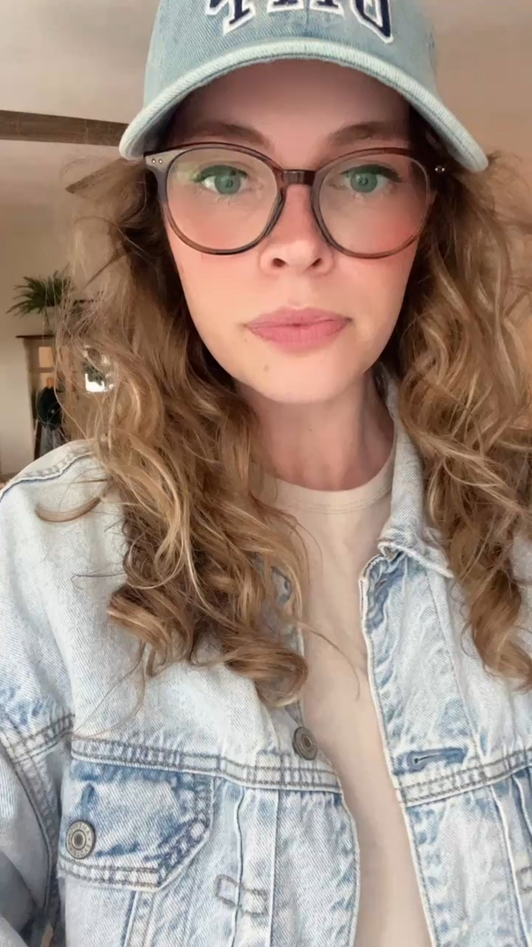 These sweatpants I am OBSESSED with! So baggy and cozy! Wearing a size medium! They are quite long and I’m 5’6! 