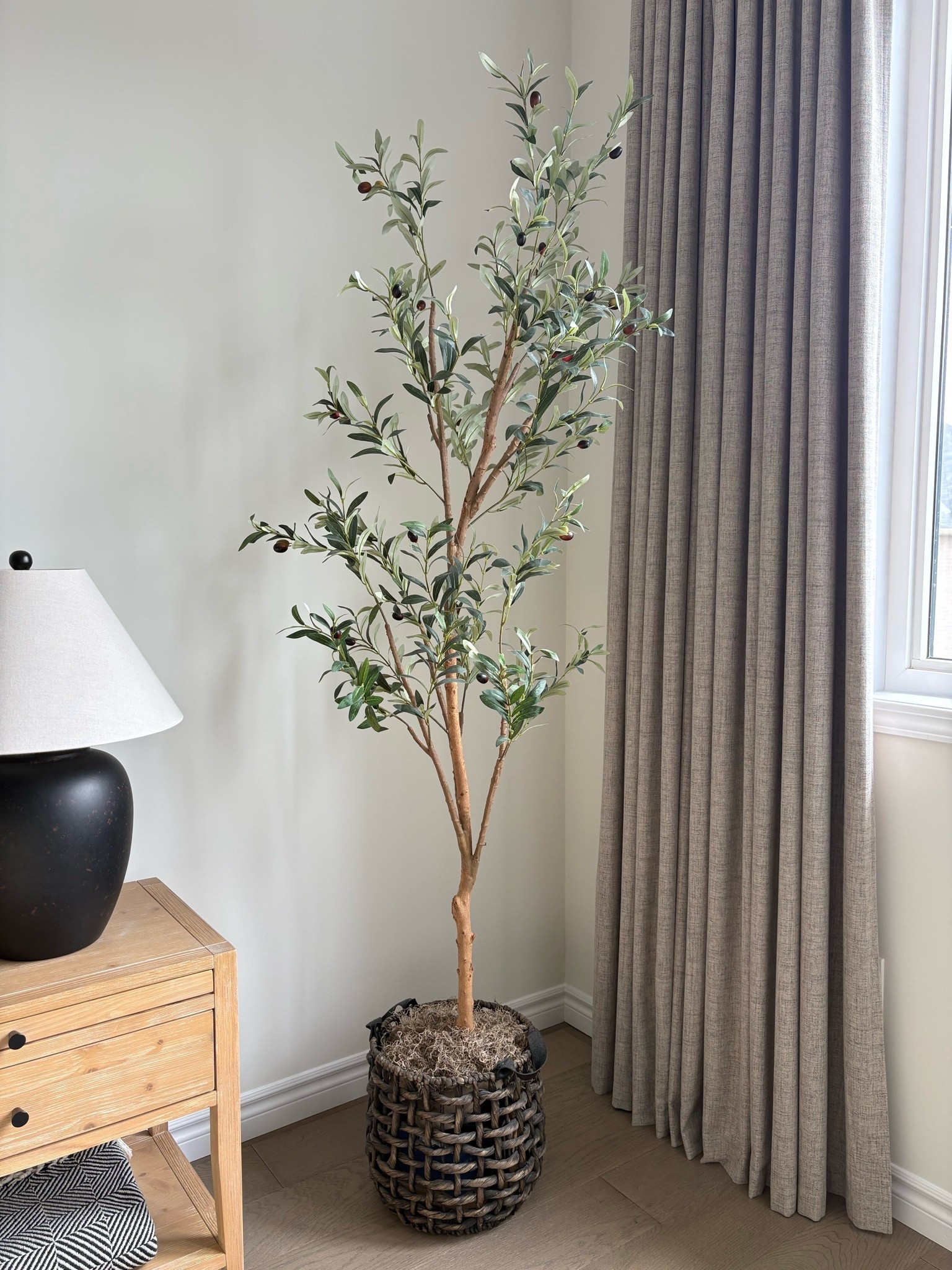 The easiest way to make a room feel curated, airy, and inviting? A statement olive tree! This one here brings the ultimate organic modern vibe—completely maintenance-free. It is on a great sale right now, so you can score this high-end aesthetic for a fraction of the price.

#FauxOliveTree #StudioMcGeeStyle #OrganicModern #WarmMinimalism #HomeDecorSale #InteriorStylingTips #FauxFoliage #CozyHomeVibes #NeutralHome #CornerDecor #AffordableLuxury