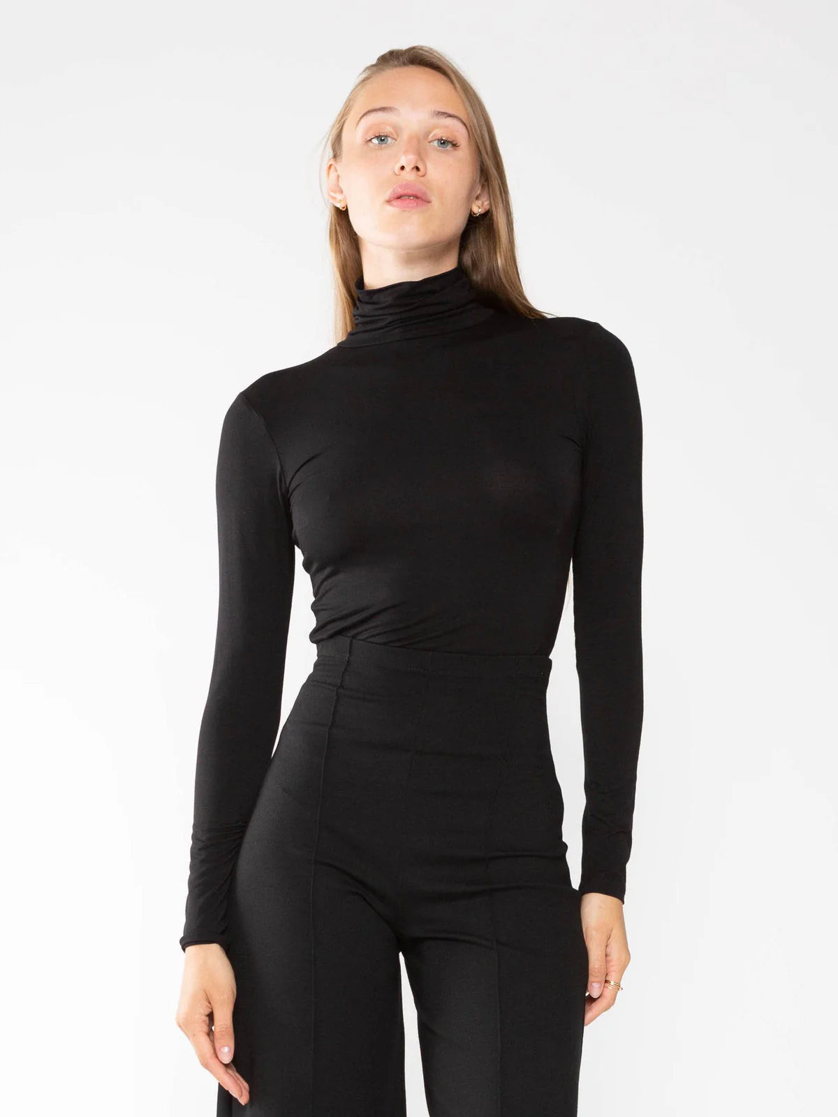 CAPSULE BLACK TURTLENECK M | House of Nizhoni