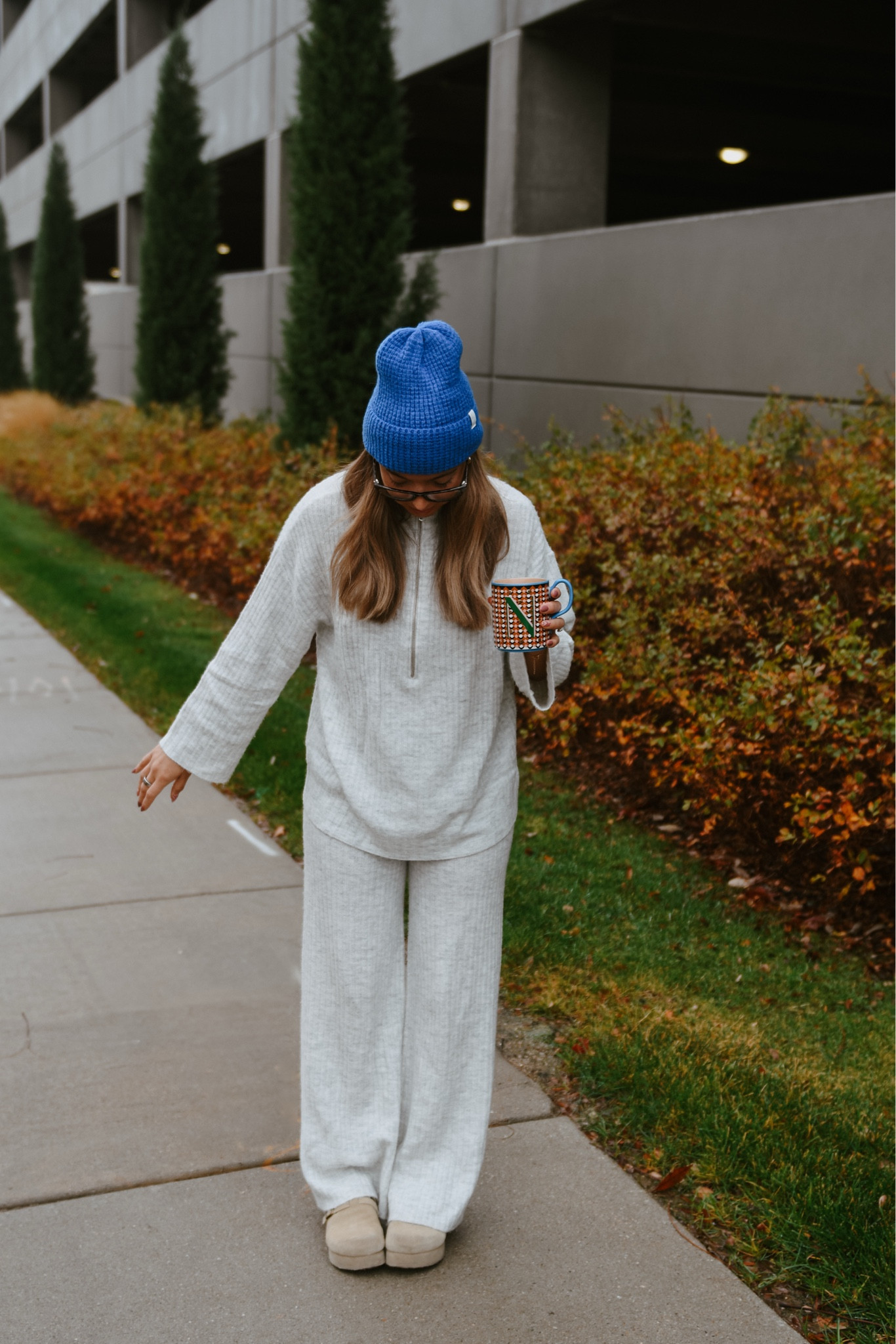 Living in this cozy set until further notice 🤝

Wearing a size small in the top but did size down one size to an XS in the pants just because I didn’t want them to be so baggy! Definitely recommend- they fit perfect 💙

The beanies for Aerie are always my favorite, so many colors to choose from & always a good price!