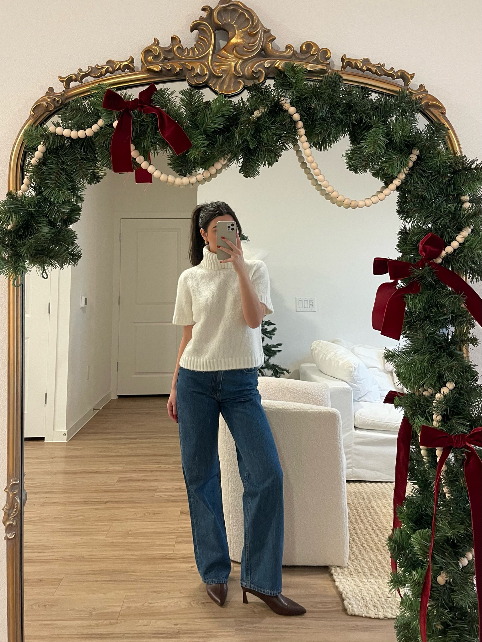 Cold weather casual fit 🤍
Top: small
Jeans: size 25
Shoes: size 7