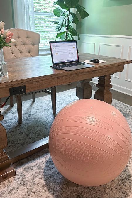 Love my pregnancy yoga ball! Helps with back pain 👌🏼 

