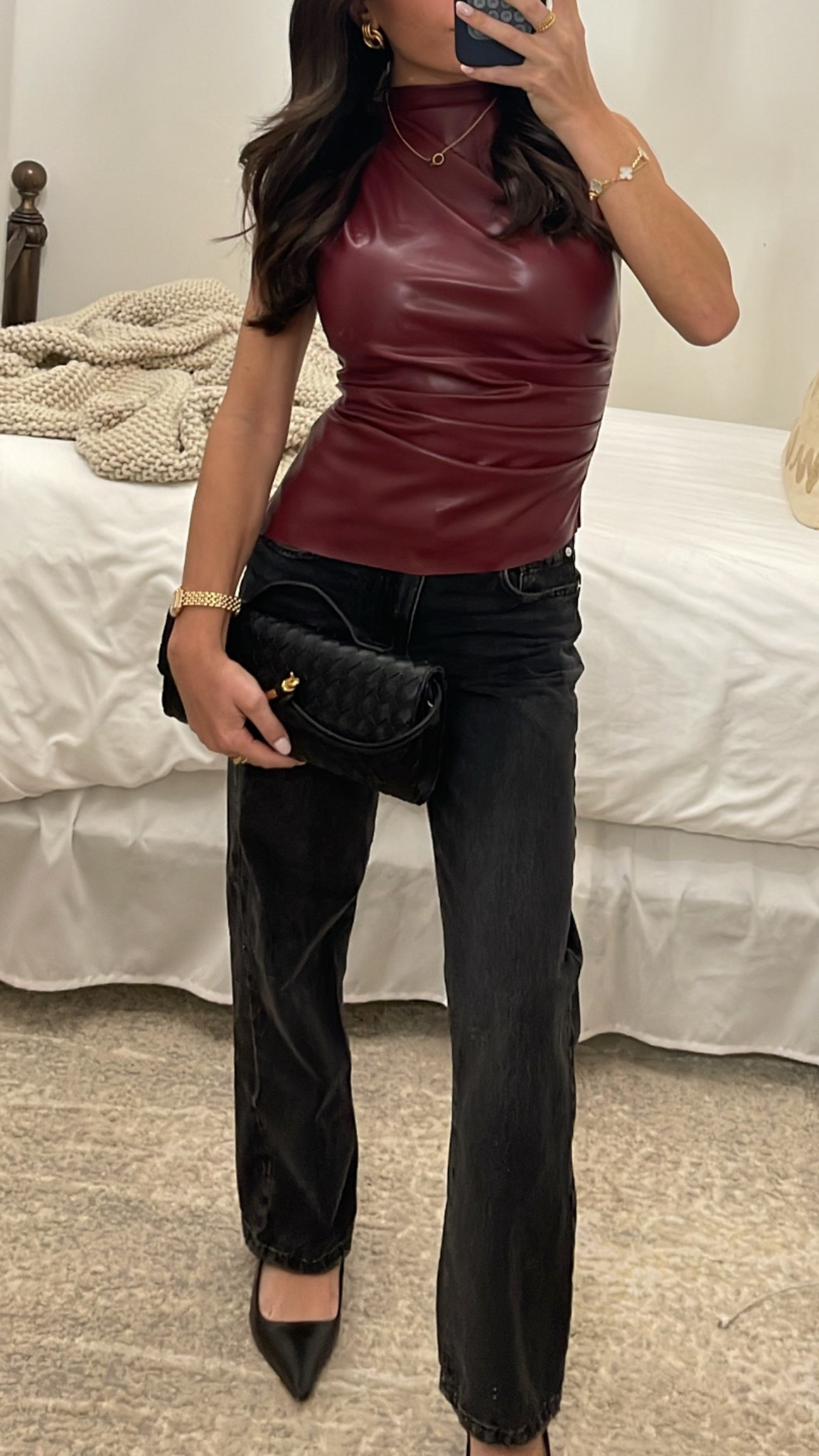 Ootn 🍸

Top - TikTok shop
Jeans - Garage
Heels - Steve Madden
Bag - Ruby & Jenna boutique 