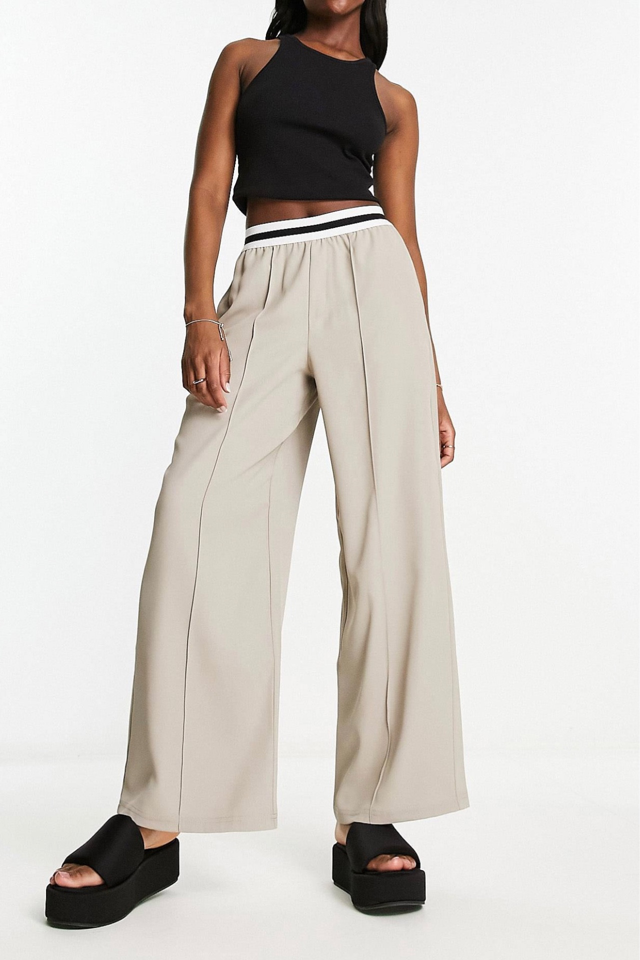 Beige wide leg trousers for autumn/winter🤍

#asos #beigetrousers #widelegtrousers #autumnwinter #autumnoutfit

#LTKFind #LTKSeasonal #LTKstyletip
