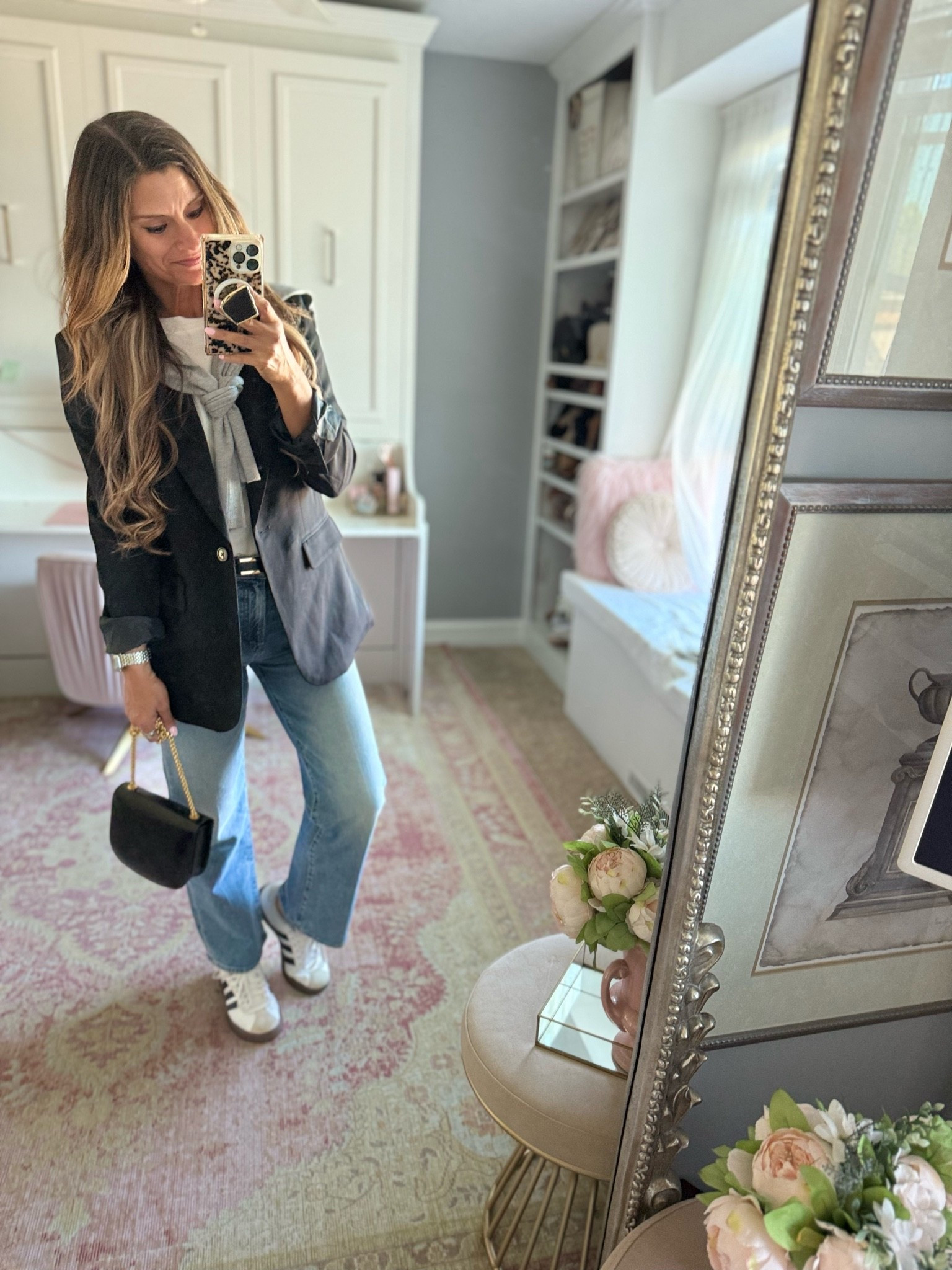Casual look for the weekend in jeans and a black blazer