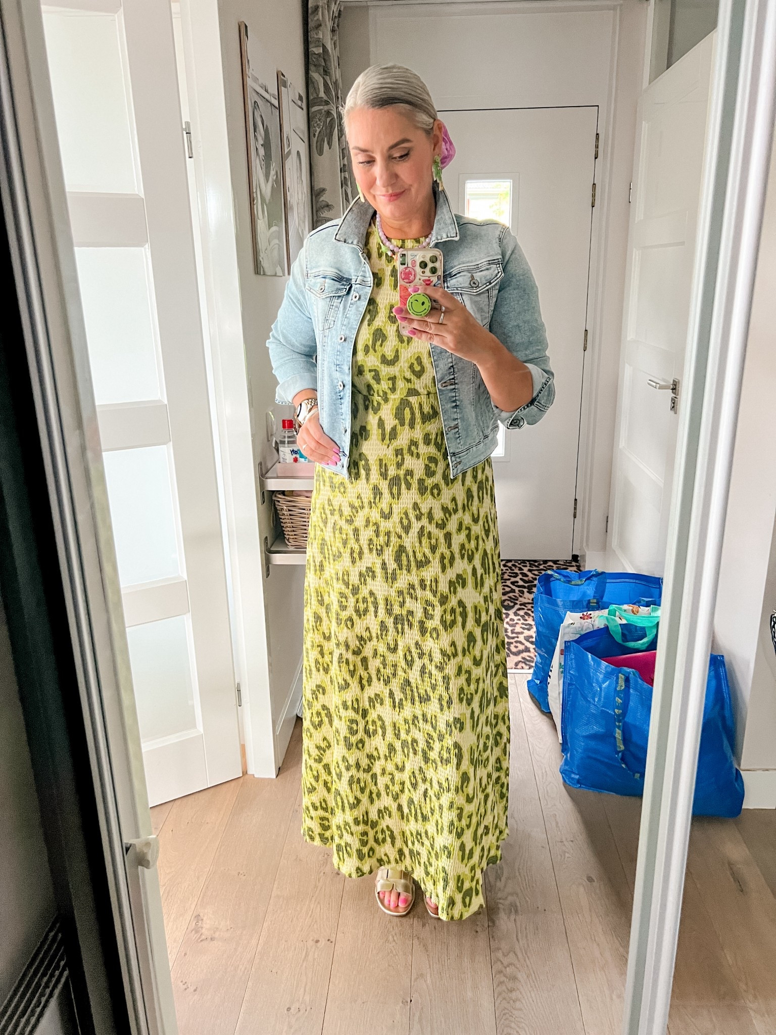 Ootd - Friday. Green leopard maxi dress (Bolina Island, L), glass bead necklace and fish necklace, palm tree earrings, cropped denim jacket (Norah), oversized scrunchie and gold leather sandals. 



#LTKsummer #LTKeurope #LTKmidsize