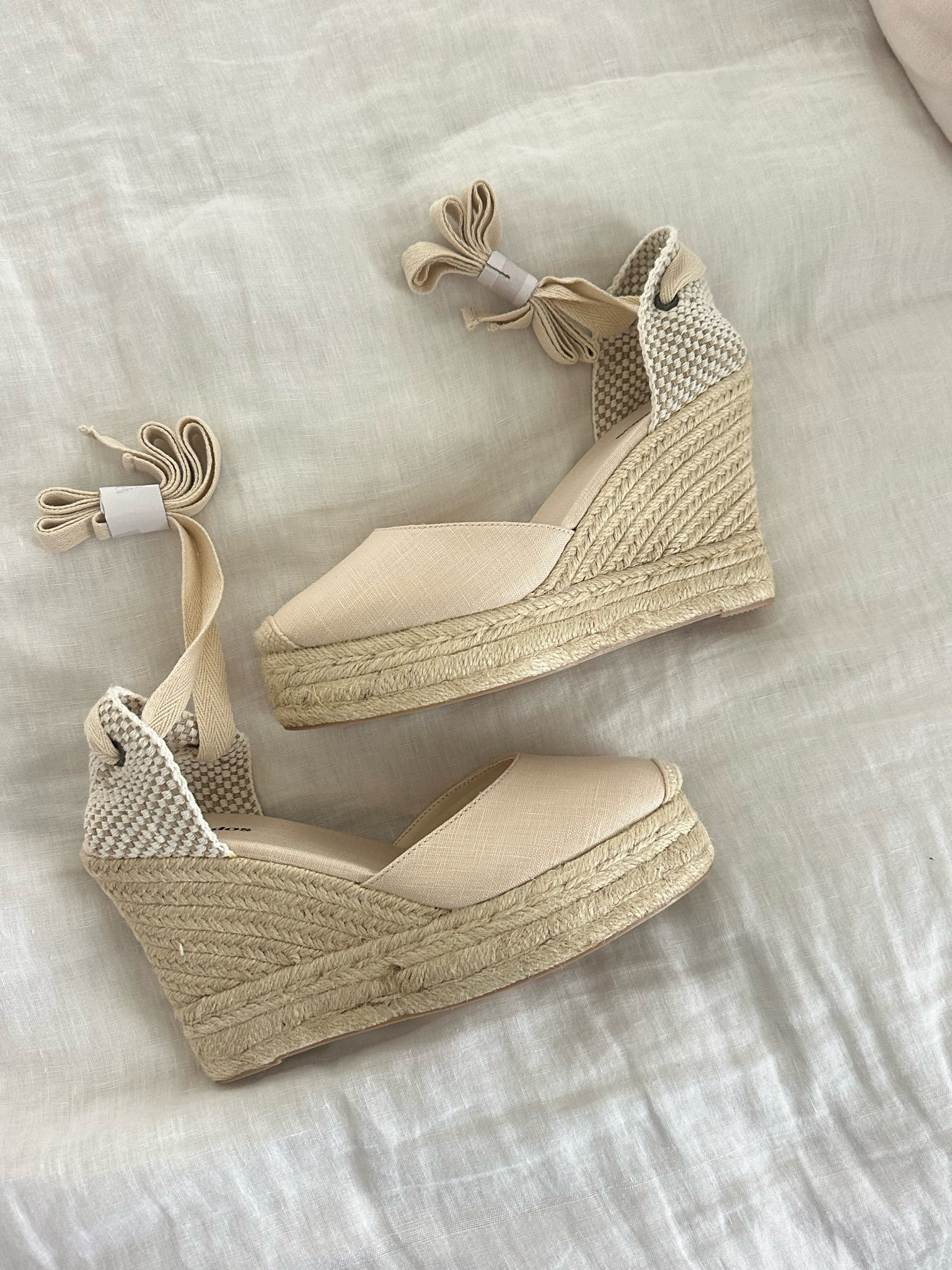 The wedge of the summer!!!! The straps tie around the ankle in a bow or knot 💛

#LTKFindsUnder100 #LTKStyleTip #LTKSeasonal