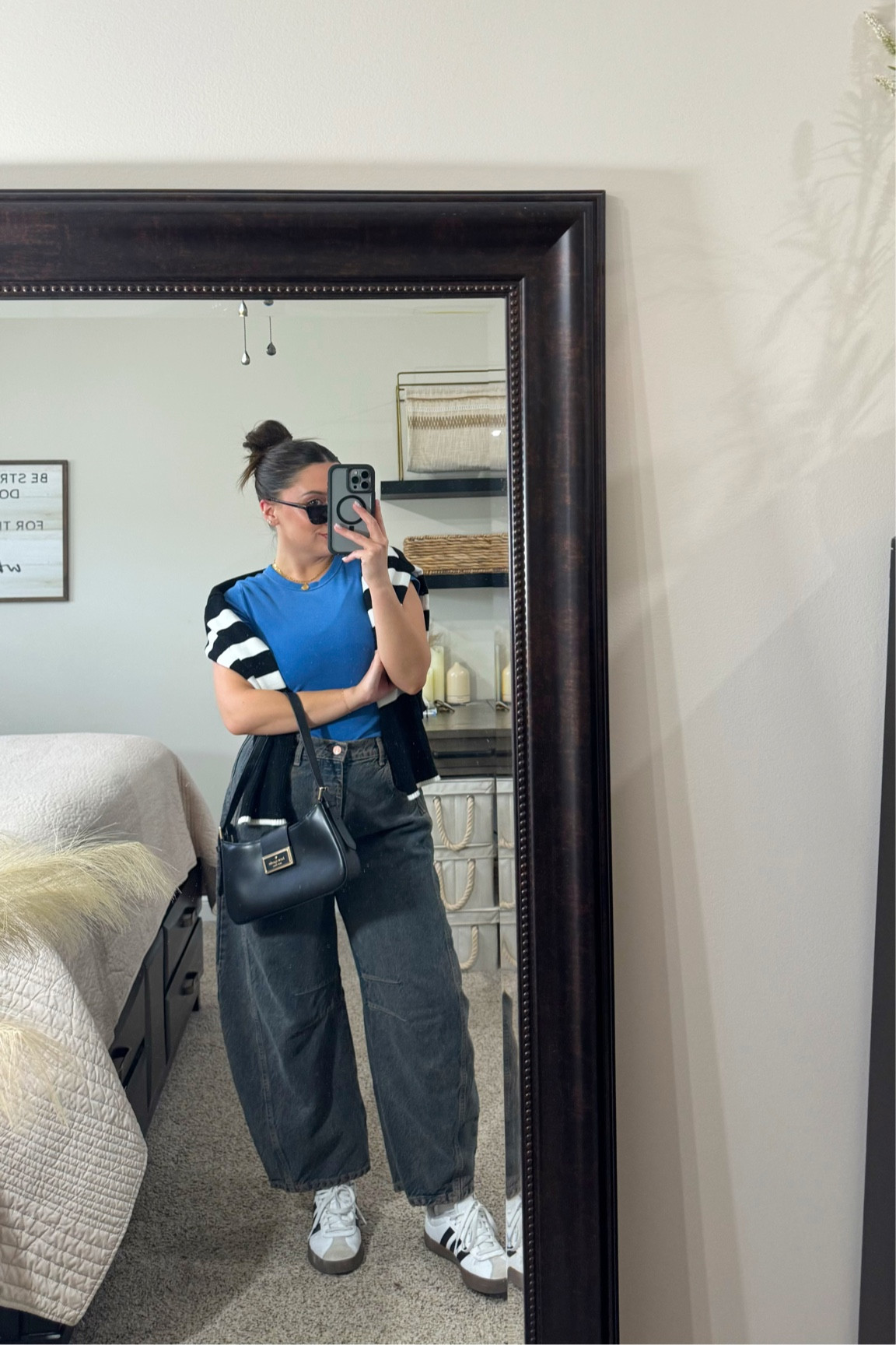 Barrel jeans / 29
Tshirt / M
Adidas shoes / size down half 
Sweater / M