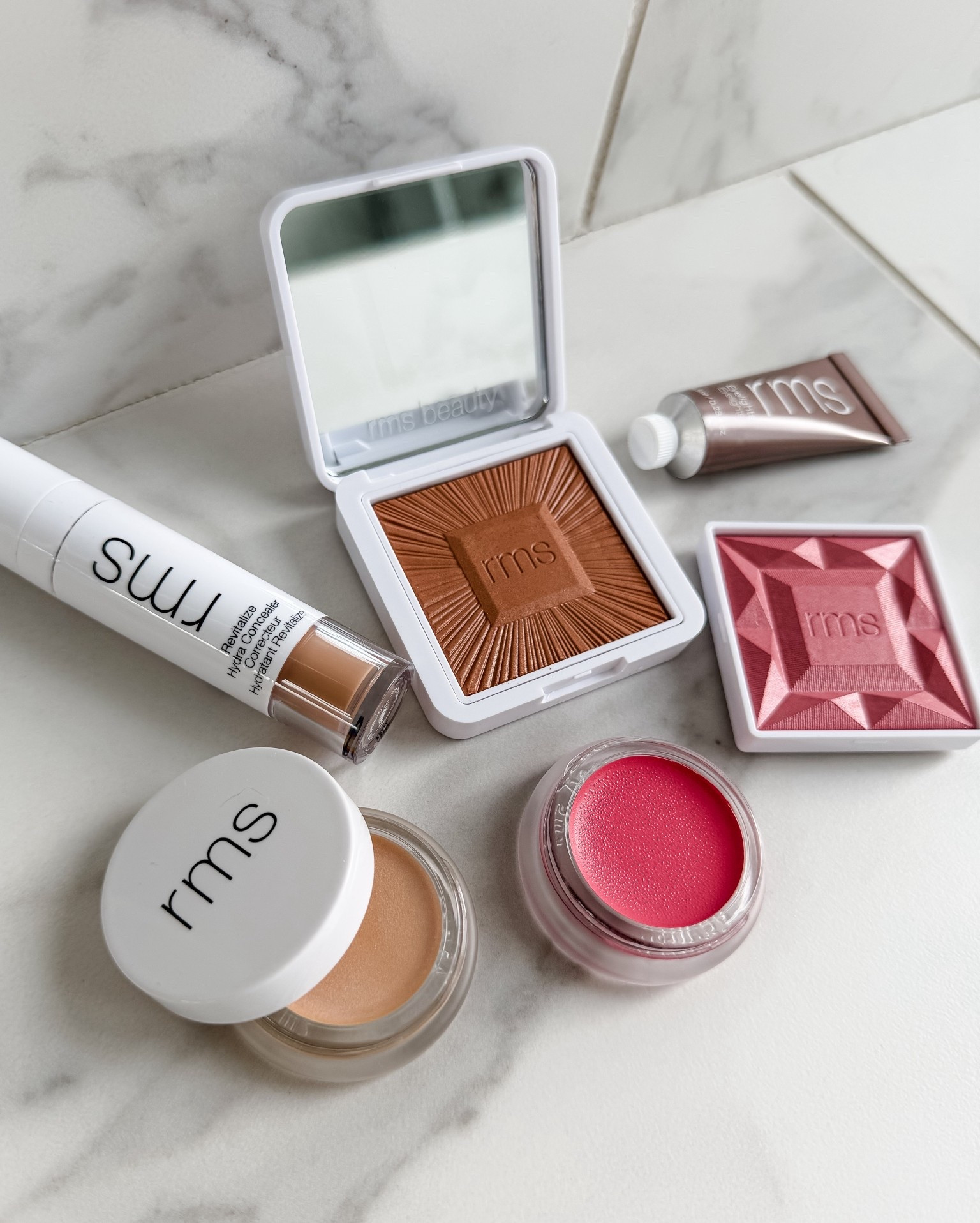 My RMS Beauty favorites 🩷
#ad Clean and easy to wear makeup that gives the prettiest natural glow.
20% off during the Friends & Family sale (12/22–12/31).

#LTKFindsUnder50 #LTKSaleAlert #LTKBeauty