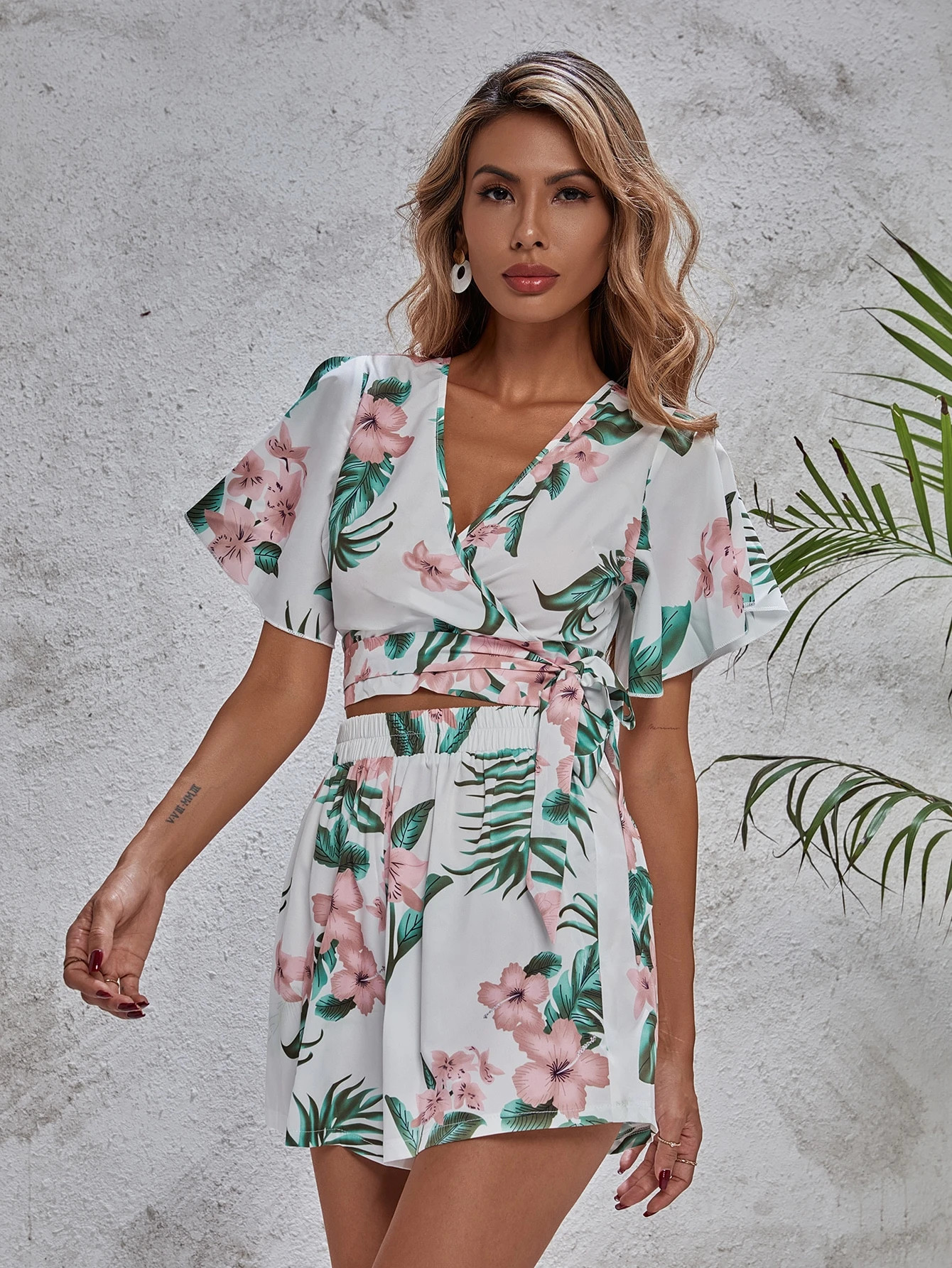 Tie Back Floral Print Wrap Top & Shorts | SHEIN