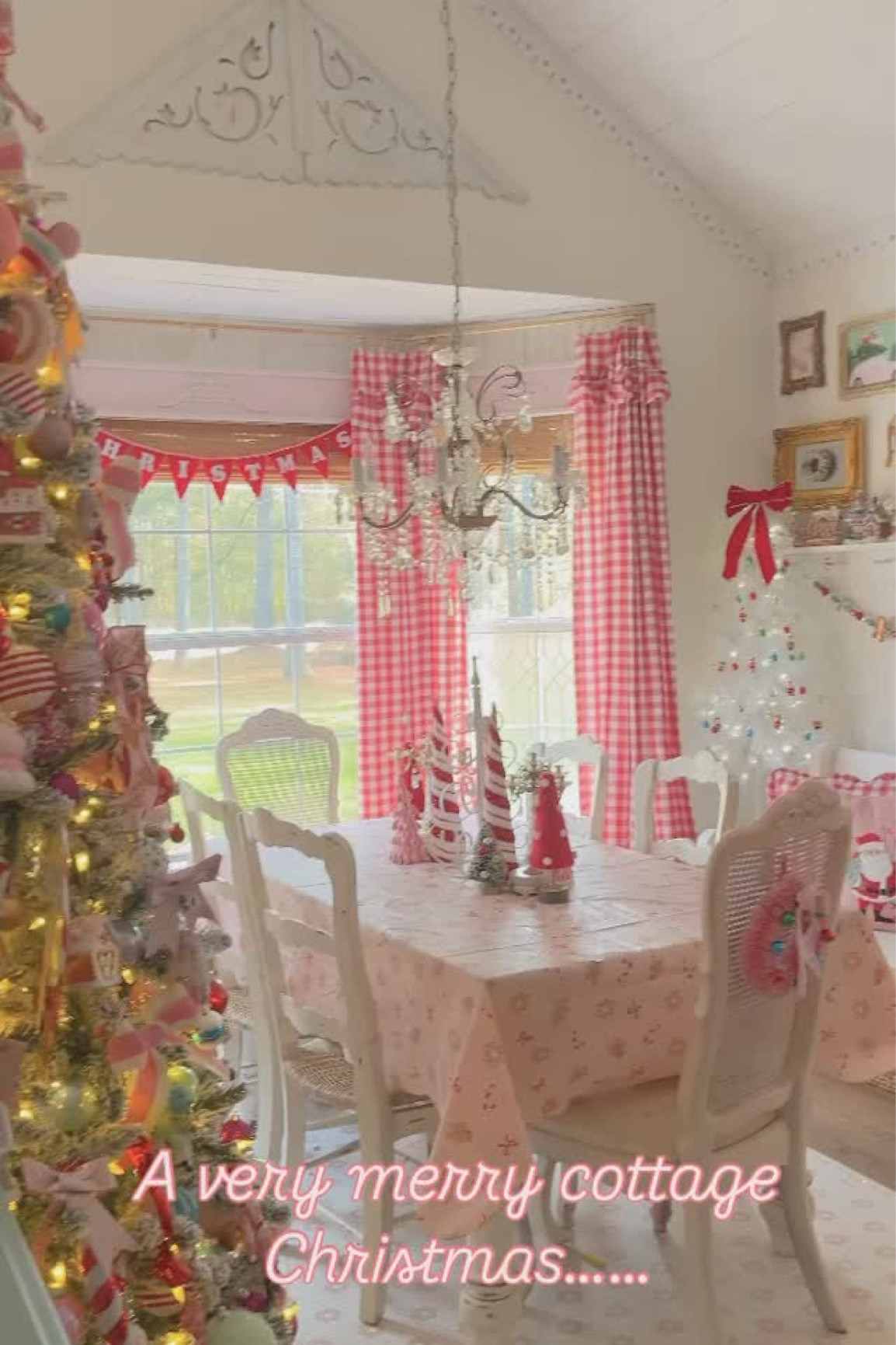 Christmas decor so far 💕🎄🎀. #pinkmasklovers #pinkmas #cottagechristmas